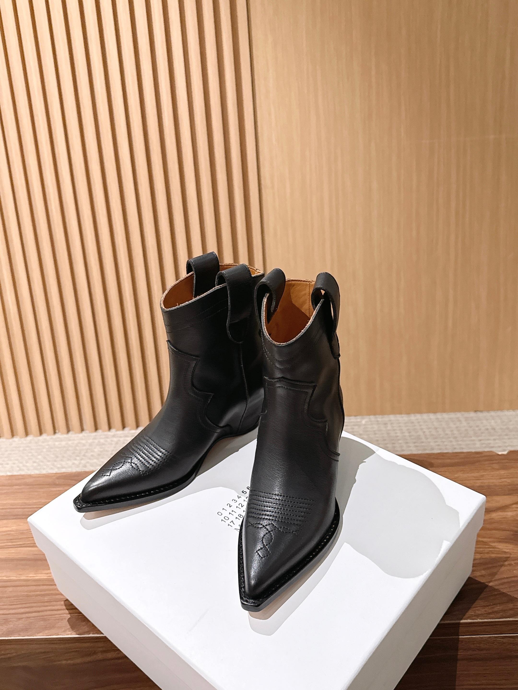 Maison Margiela 马吉拉秋冬新款复古做旧设计尖头短靴 尖头很克制，像被压平的笔尖，只负责把鞋的线条往前送一