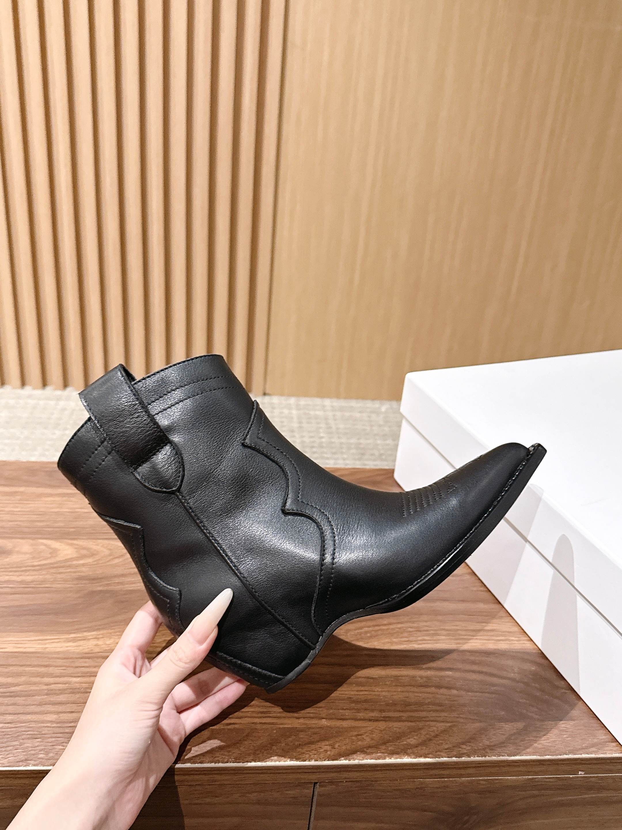 Maison Margiela 马吉拉秋冬新款复古做旧设计尖头短靴 尖头很克制，像被压平的笔尖，只负责把鞋的线条往前送一