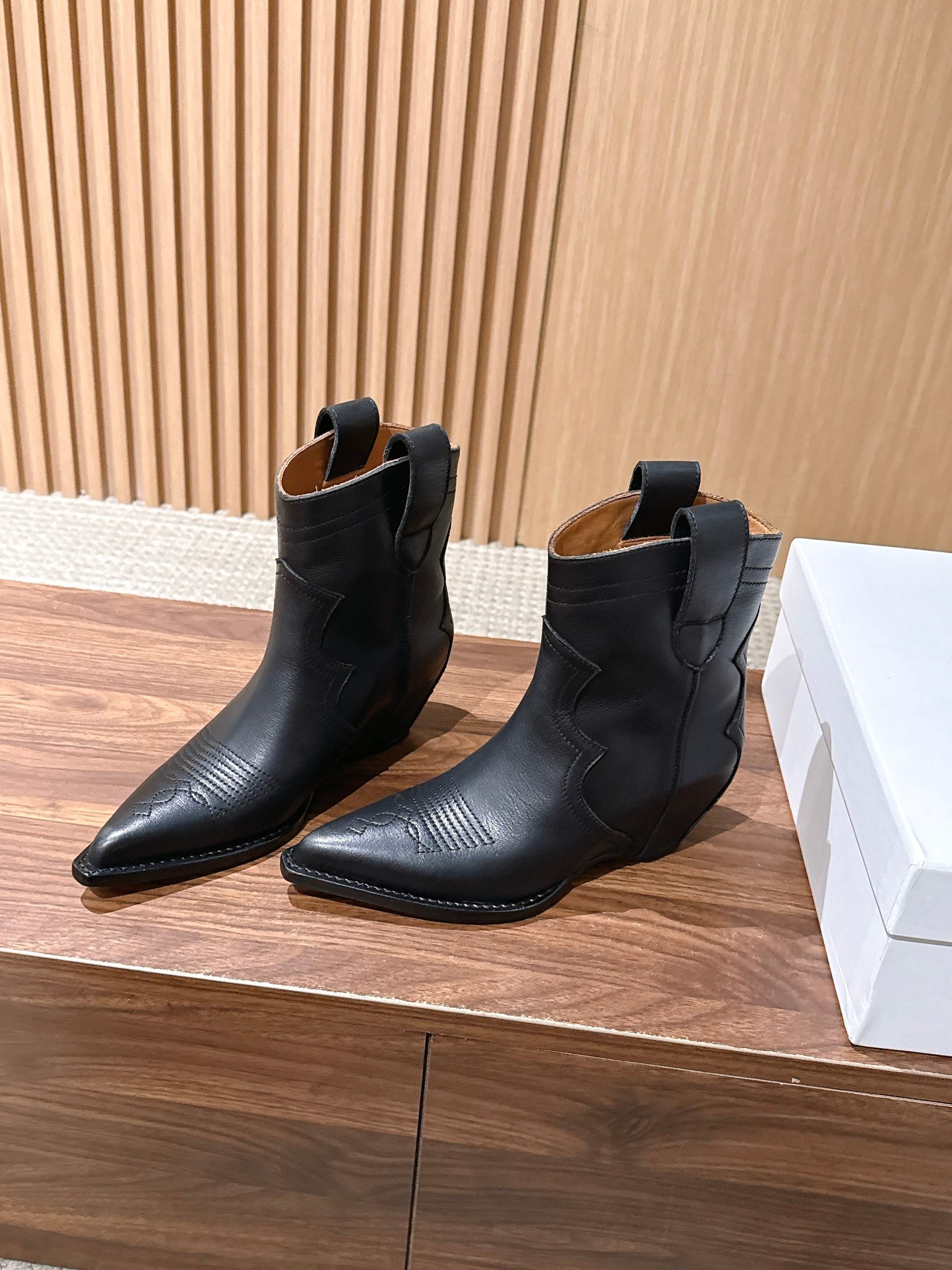 Maison Margiela 马吉拉秋冬新款复古做旧设计尖头短靴 尖头很克制，像被压平的笔尖，只负责把鞋的线条往前送一