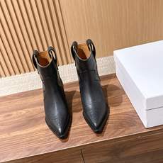 Maison Margiela 马吉拉秋冬新款复古做旧设计尖头短靴 尖头很克制,像被压平的笔尖,只负责把鞋的线条往前送一 Maison Margiela 马吉拉秋冬新款复古做旧设计尖头短靴 尖头很克制,像被压平的笔尖,只负责把鞋的线条往前送一