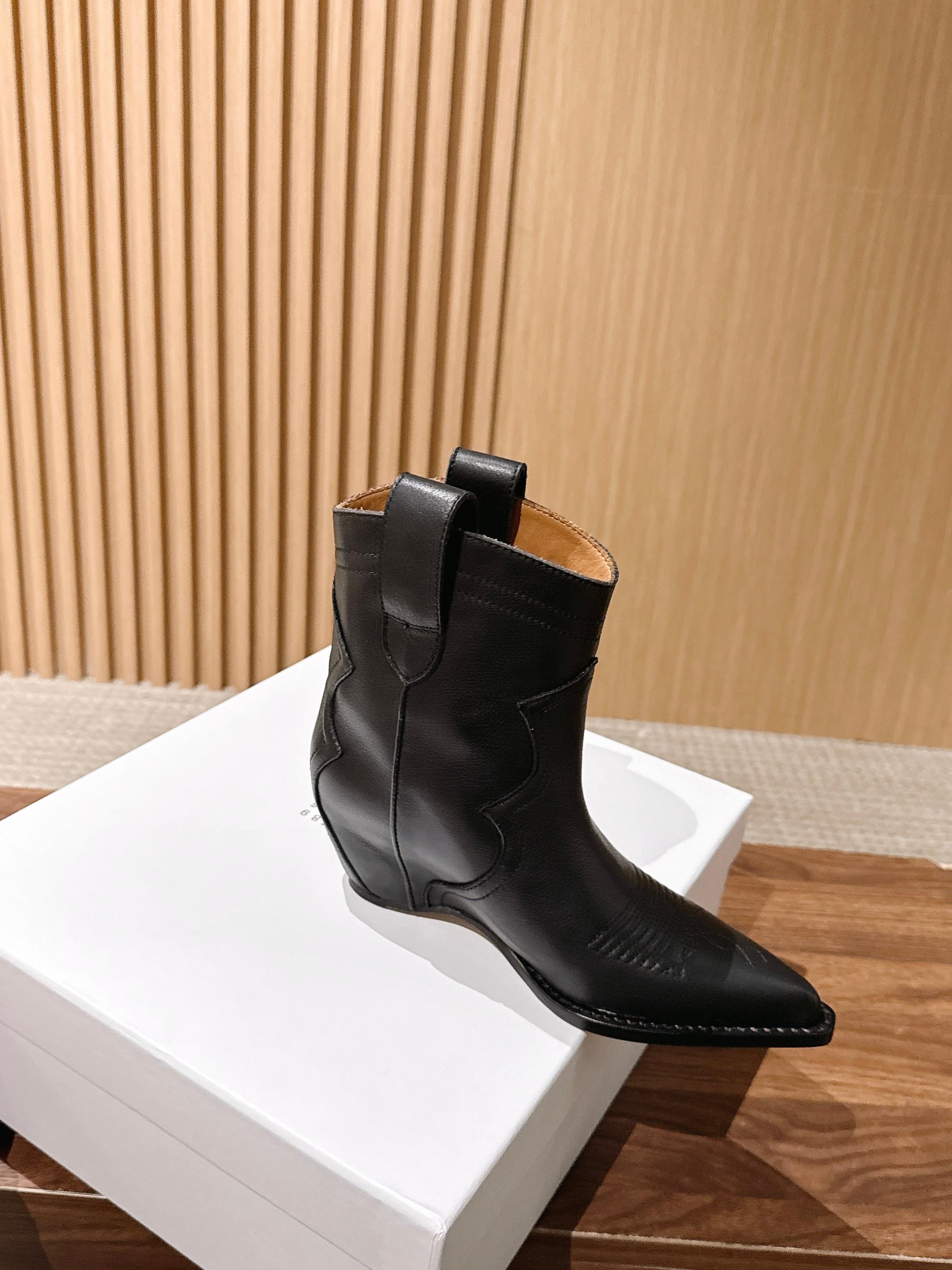 Maison Margiela 马吉拉秋冬新款复古做旧设计尖头短靴 尖头很克制，像被压平的笔尖，只负责把鞋的线条往前送一