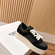 PRADA 普拉达早秋新款皮面厚底休闲鞋 自带高级极简质感的厚底休闲鞋,利落方鞋型搭配透气网面拼接磨砂面料,三角标识点缀 PRADA 普拉达早秋新款皮面厚底休闲鞋 自带高级极简质感的厚底休闲鞋,利落方鞋型搭配透气网面拼接磨砂面料,三角标识点缀