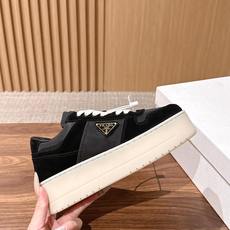 PRADA 普拉达早秋新款皮面厚底休闲鞋 自带高级极简质感的厚底休闲鞋,利落方鞋型搭配透气网面拼接磨砂面料,三角标识点缀 PRADA 普拉达早秋新款皮面厚底休闲鞋 自带高级极简质感的厚底休闲鞋,利落方鞋型搭配透气网面拼接磨砂面料,三角标识点缀