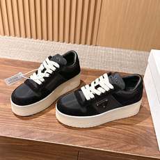 PRADA 普拉达早秋新款皮面厚底休闲鞋 自带高级极简质感的厚底休闲鞋,利落方鞋型搭配透气网面拼接磨砂面料,三角标识点缀 PRADA 普拉达早秋新款皮面厚底休闲鞋 自带高级极简质感的厚底休闲鞋,利落方鞋型搭配透气网面拼接磨砂面料,三角标识点缀