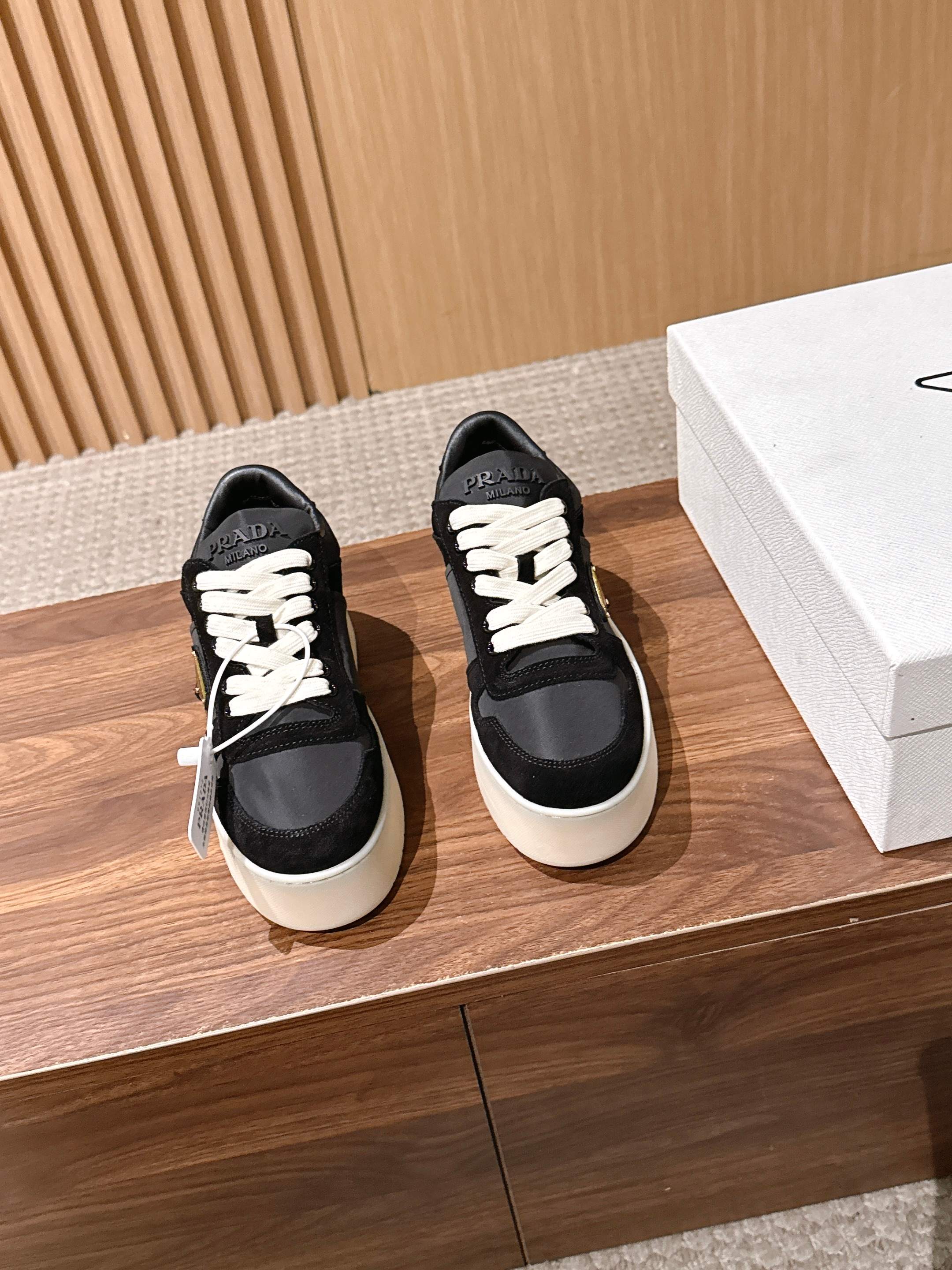 PRADA 普拉达早秋新款皮面厚底休闲鞋 自带高级极简质感的厚底休闲鞋，利落方鞋型搭配透气网面拼接磨砂面料，三角标识点缀