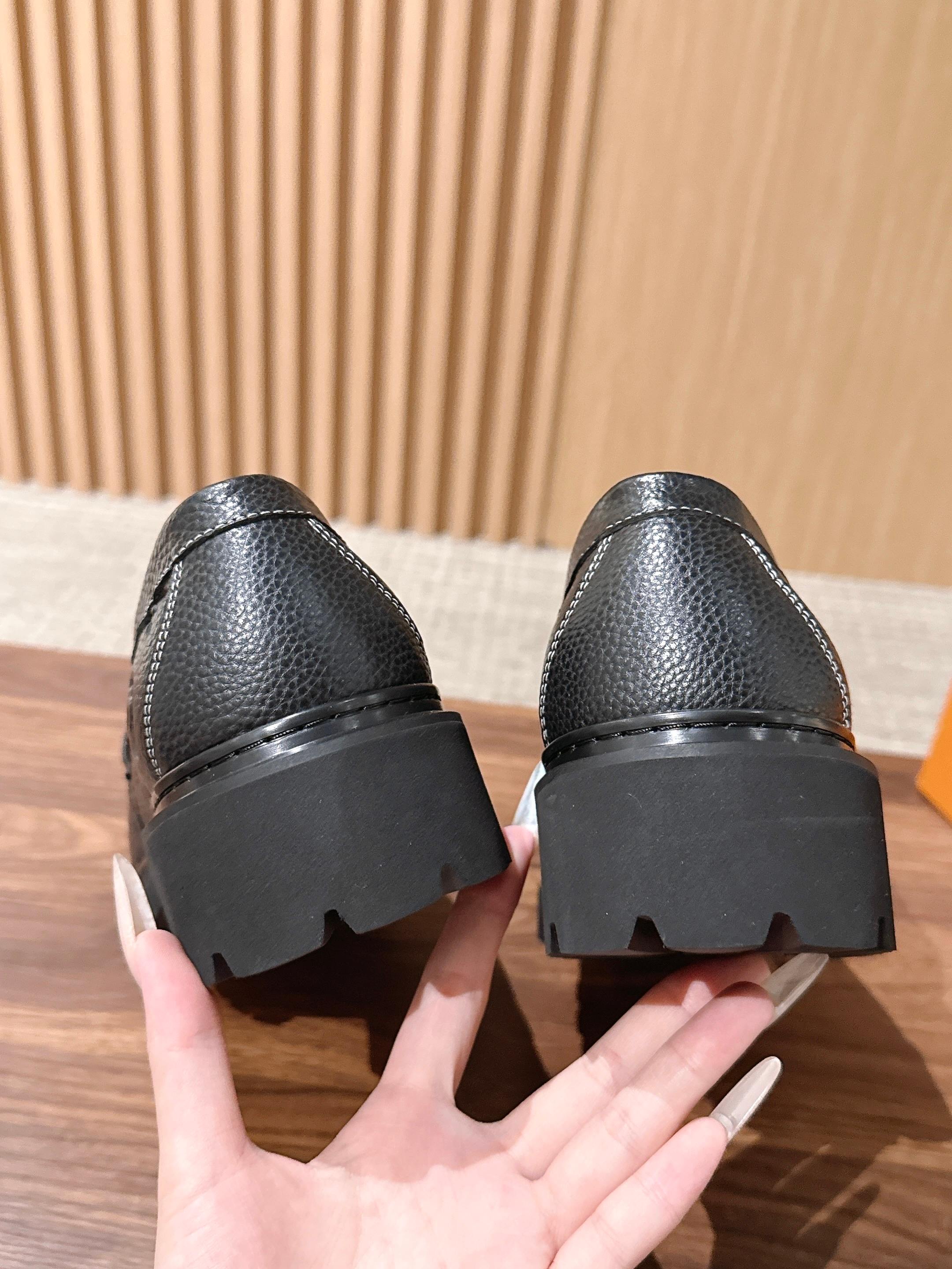 LV Major 驴牌男士乐福鞋拥有轻盈而厚实的微型外底,为经典设计注入潮流新意。手缝牛皮革鞋面压印大号 Damier LV Major 驴牌男士乐福鞋拥有轻盈而厚实的微型外底,为经典设计注入潮流新意。手缝牛皮革鞋面压印大号 Damier