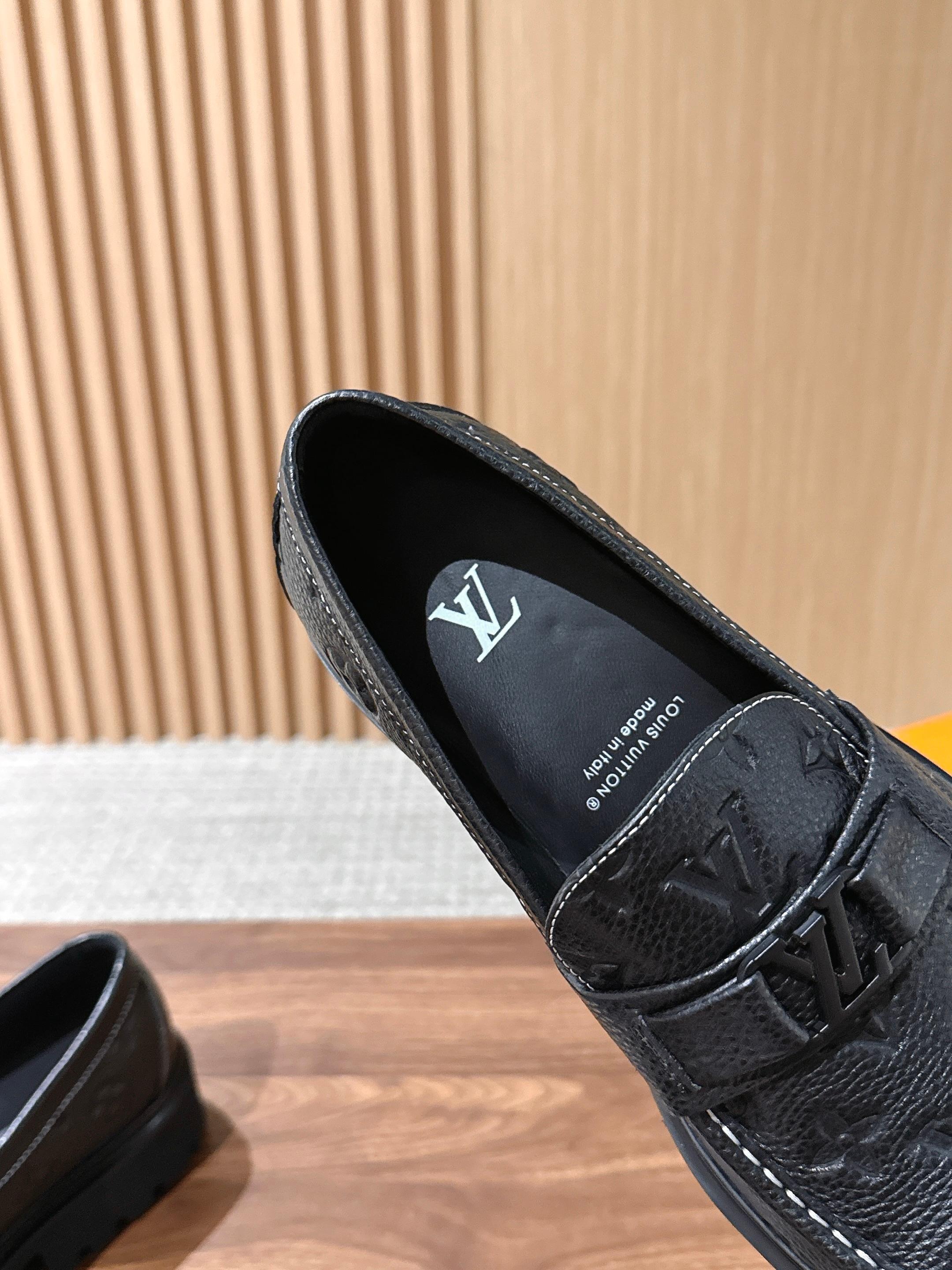 LV Major 驴牌男士乐福鞋拥有轻盈而厚实的微型外底,为经典设计注入潮流新意。手缝牛皮革鞋面压印大号 Damier LV Major 驴牌男士乐福鞋拥有轻盈而厚实的微型外底,为经典设计注入潮流新意。手缝牛皮革鞋面压印大号 Damier