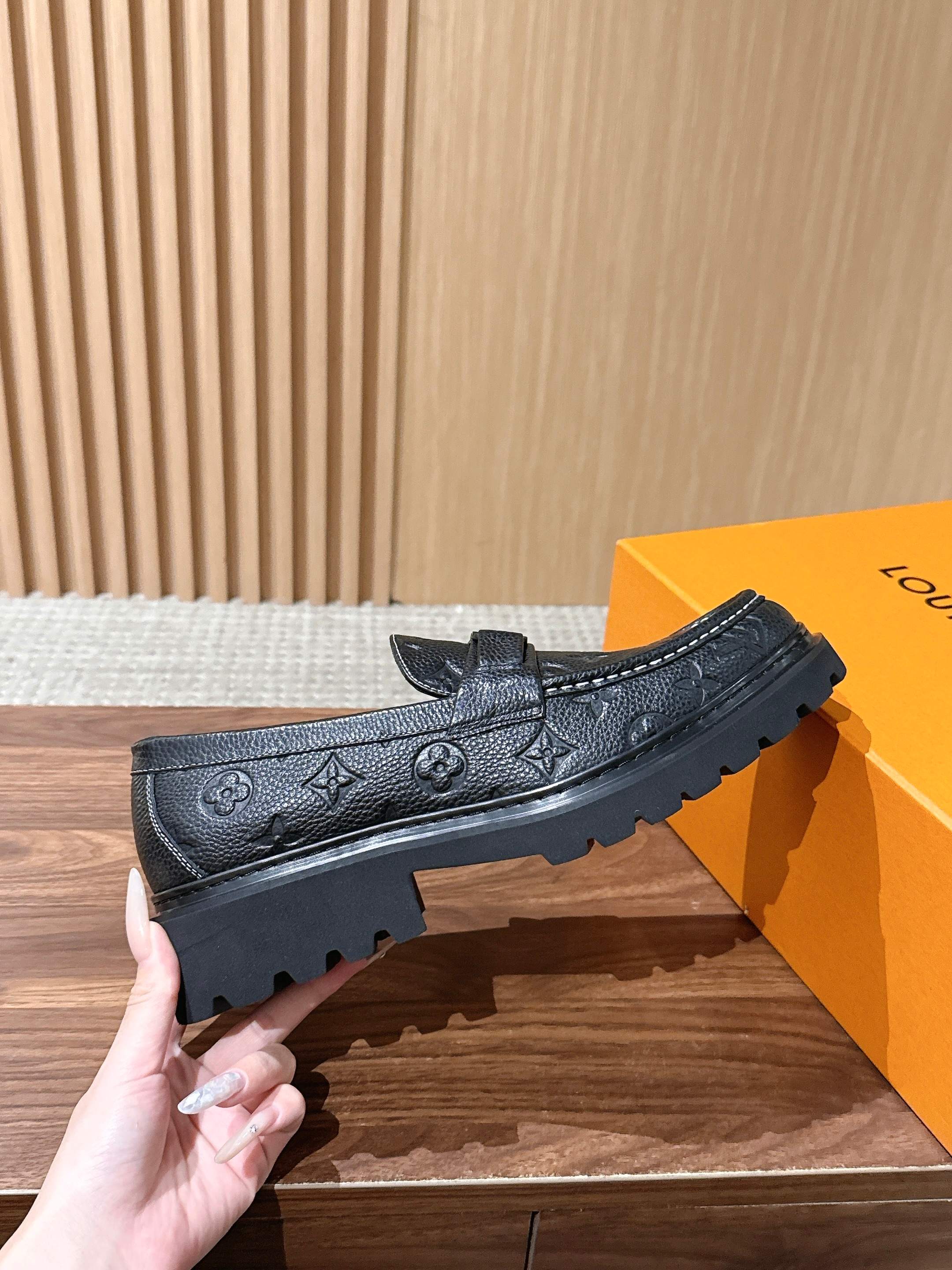 LV Major 驴牌男士乐福鞋拥有轻盈而厚实的微型外底,为经典设计注入潮流新意。手缝牛皮革鞋面压印大号 Damier LV Major 驴牌男士乐福鞋拥有轻盈而厚实的微型外底,为经典设计注入潮流新意。手缝牛皮革鞋面压印大号 Damier