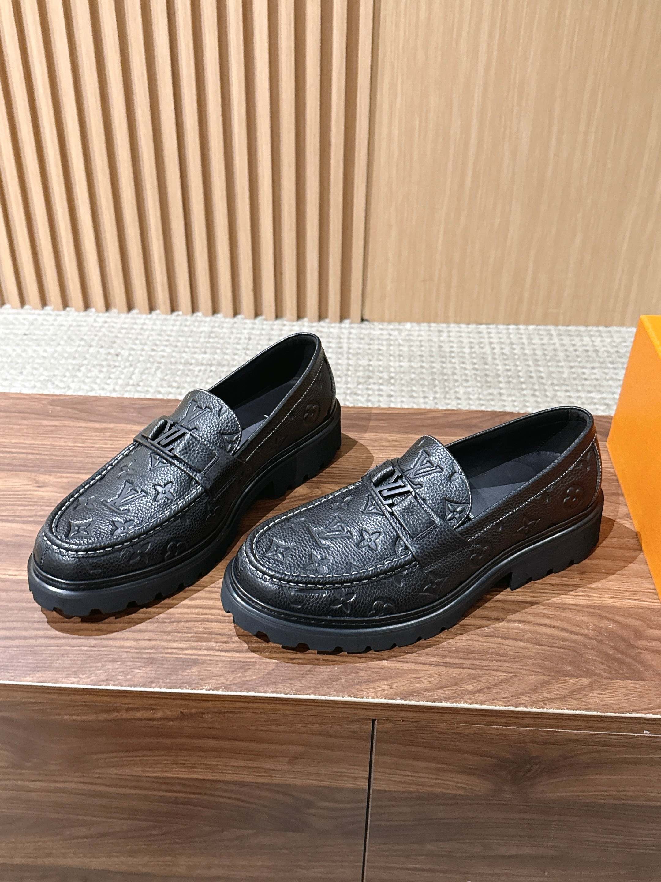LV Major 驴牌男士乐福鞋拥有轻盈而厚实的微型外底,为经典设计注入潮流新意。手缝牛皮革鞋面压印大号 Damier LV Major 驴牌男士乐福鞋拥有轻盈而厚实的微型外底,为经典设计注入潮流新意。手缝牛皮革鞋面压印大号 Damier