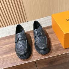 LV Major 驴牌男士乐福鞋拥有轻盈而厚实的微型外底,为经典设计注入潮流新意。手缝牛皮革鞋面压印大号 Damier LV Major 驴牌男士乐福鞋拥有轻盈而厚实的微型外底,为经典设计注入潮流新意。手缝牛皮革鞋面压印大号 Damier