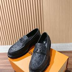LV Major 驴牌男士乐福鞋拥有轻盈而厚实的微型外底,为经典设计注入潮流新意。手缝牛皮革鞋面压印大号 Damier LV Major 驴牌男士乐福鞋拥有轻盈而厚实的微型外底,为经典设计注入潮流新意。手缝牛皮革鞋面压印大号 Damier