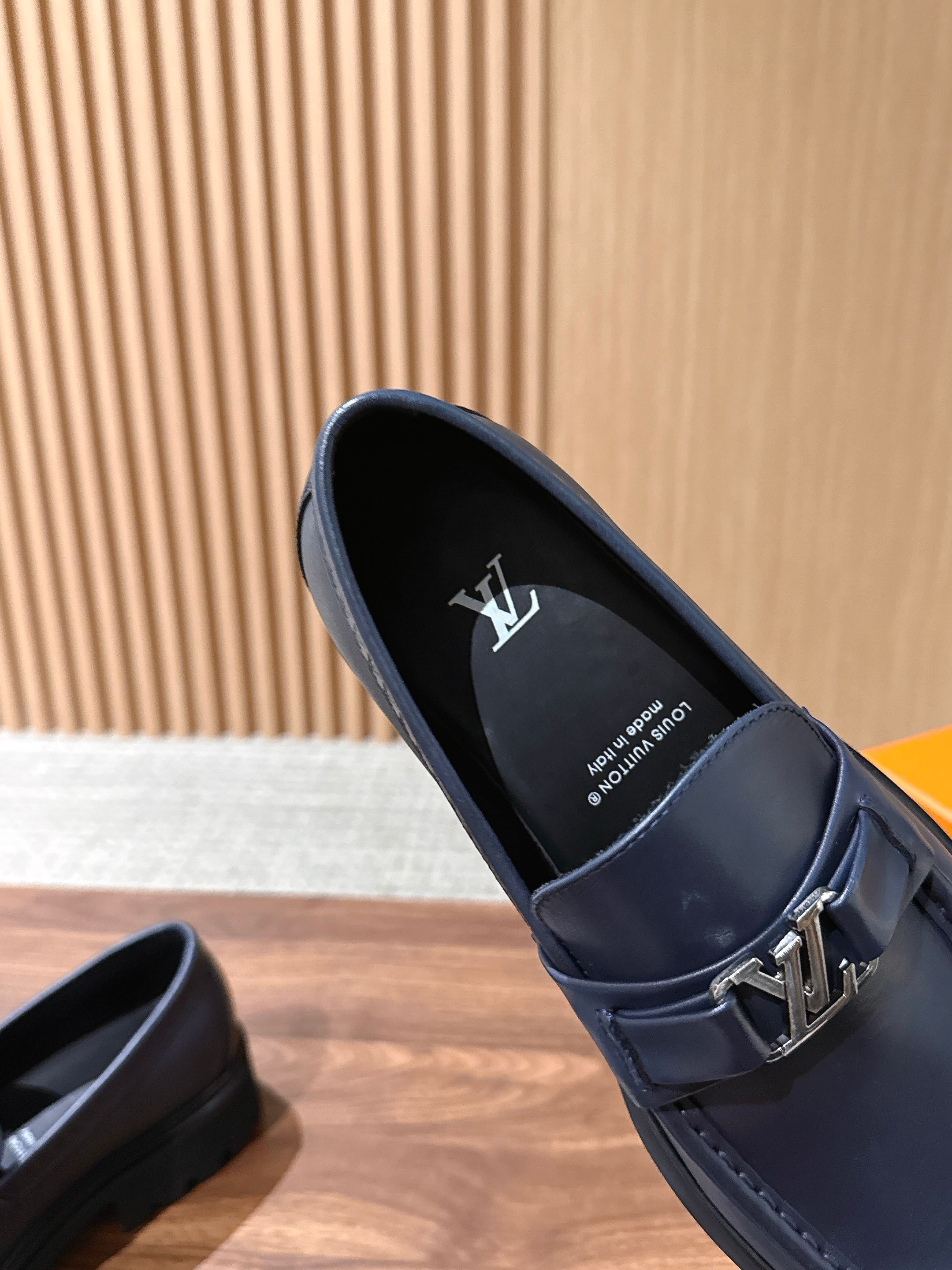 LV Major 驴牌男士乐福鞋拥有轻盈而厚实的微型外底,为经典设计注入潮流新意。手缝牛皮革鞋面压印大号 Damier LV Major 驴牌男士乐福鞋拥有轻盈而厚实的微型外底,为经典设计注入潮流新意。手缝牛皮革鞋面压印大号 Damier