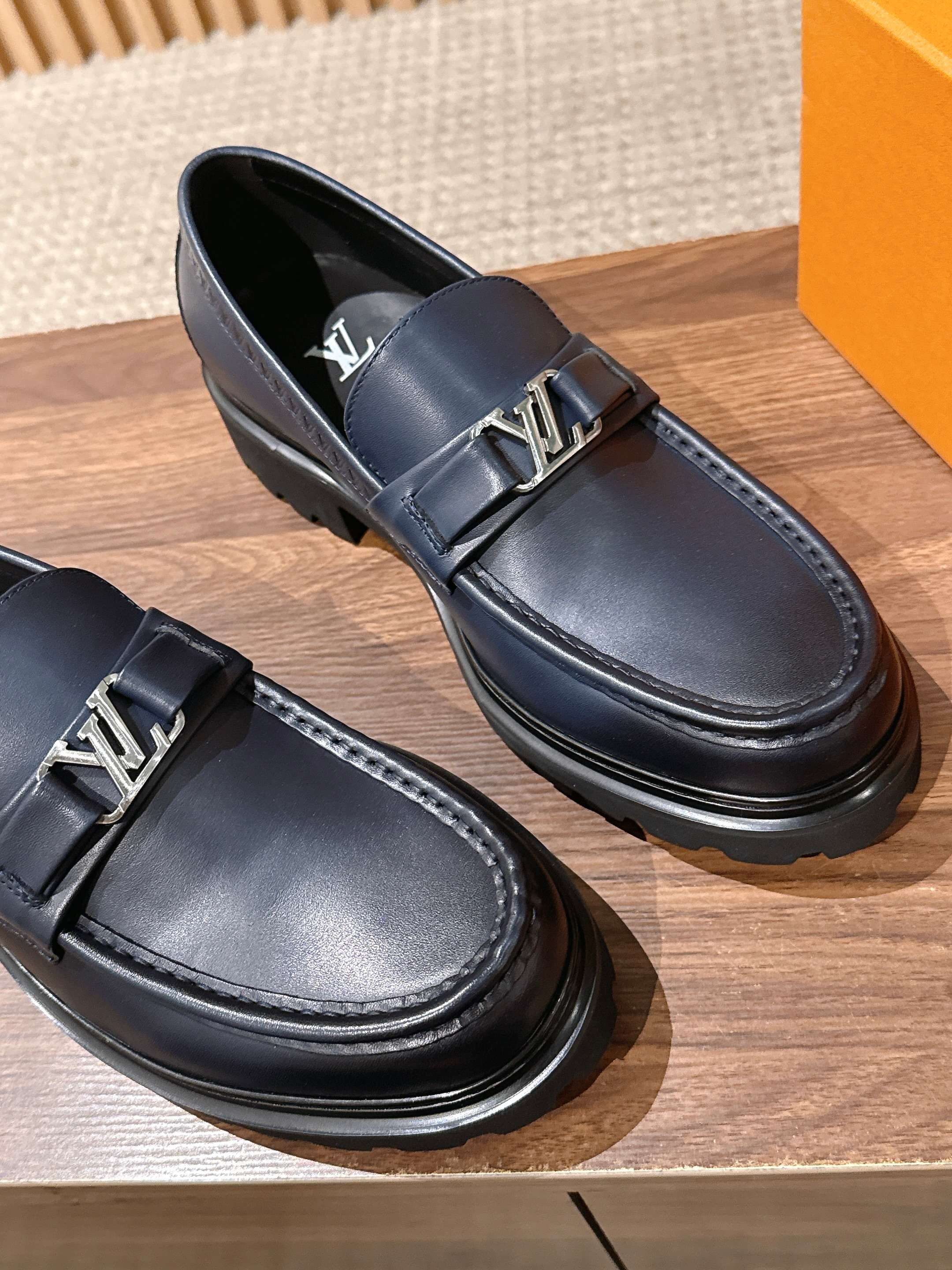 LV Major 驴牌男士乐福鞋拥有轻盈而厚实的微型外底,为经典设计注入潮流新意。手缝牛皮革鞋面压印大号 Damier LV Major 驴牌男士乐福鞋拥有轻盈而厚实的微型外底,为经典设计注入潮流新意。手缝牛皮革鞋面压印大号 Damier