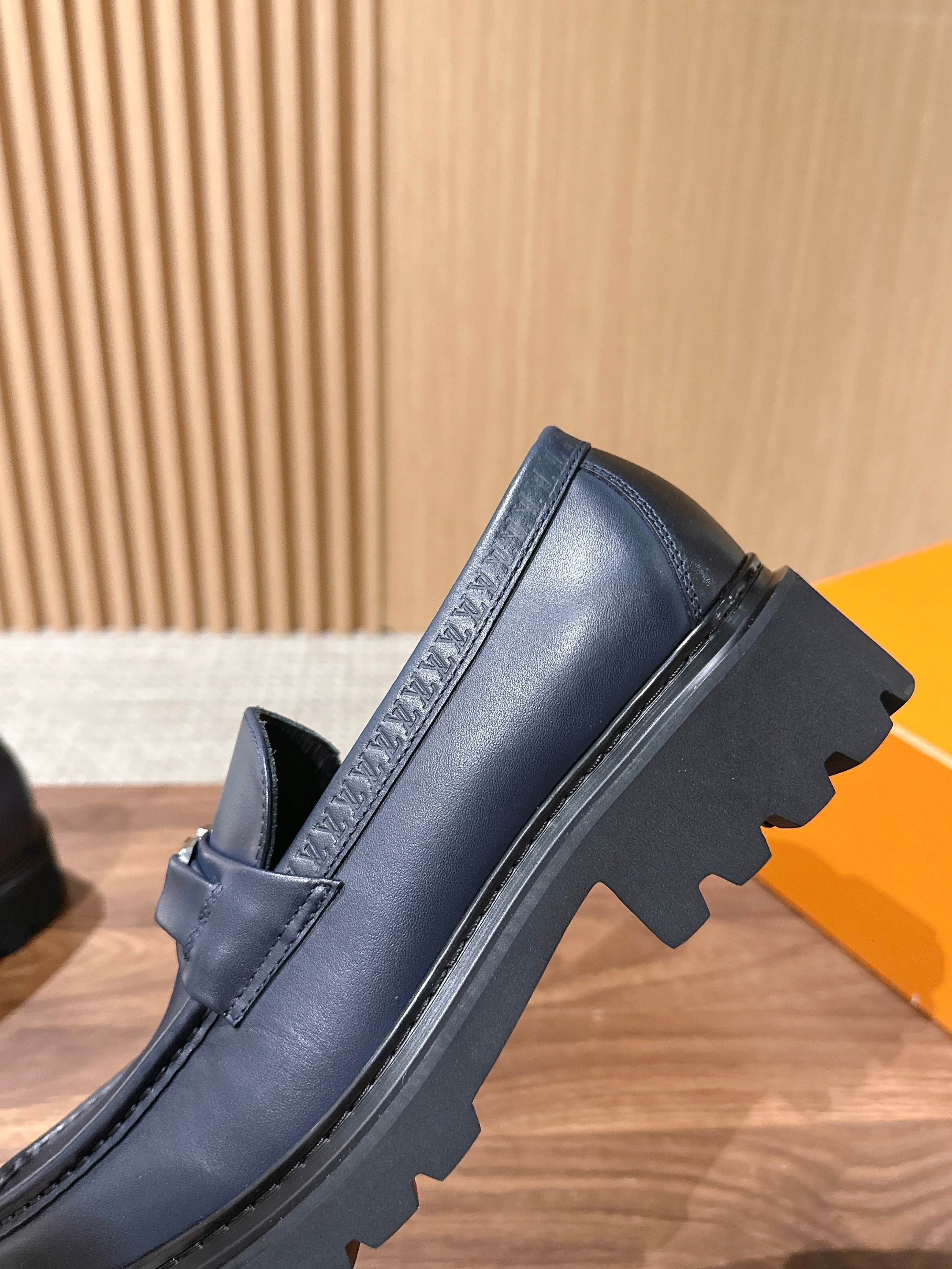 LV Major 驴牌男士乐福鞋拥有轻盈而厚实的微型外底,为经典设计注入潮流新意。手缝牛皮革鞋面压印大号 Damier LV Major 驴牌男士乐福鞋拥有轻盈而厚实的微型外底,为经典设计注入潮流新意。手缝牛皮革鞋面压印大号 Damier