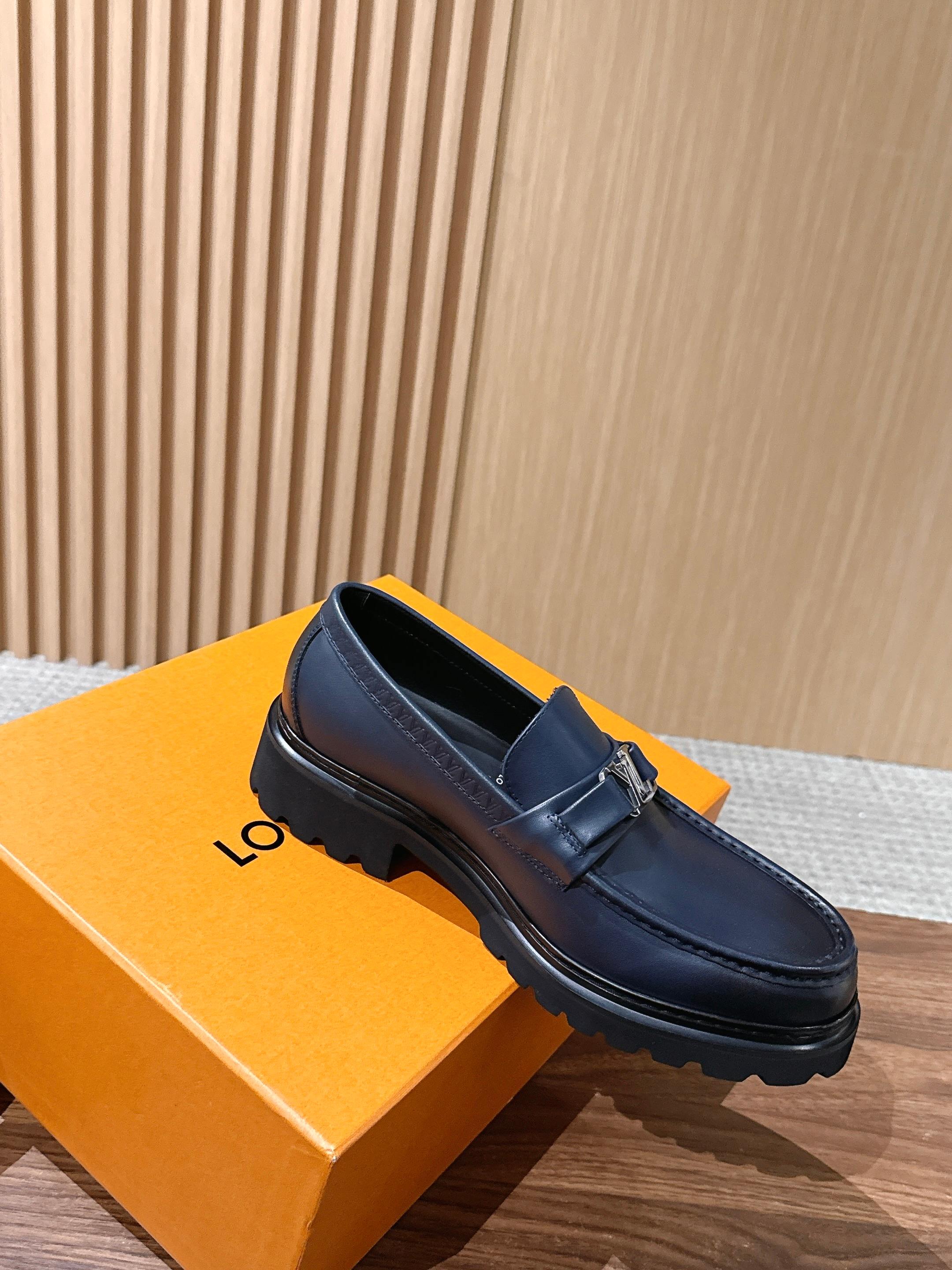 LV Major 驴牌男士乐福鞋拥有轻盈而厚实的微型外底,为经典设计注入潮流新意。手缝牛皮革鞋面压印大号 Damier LV Major 驴牌男士乐福鞋拥有轻盈而厚实的微型外底,为经典设计注入潮流新意。手缝牛皮革鞋面压印大号 Damier