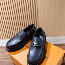 LV Major 驴牌男士乐福鞋拥有轻盈而厚实的微型外底,为经典设计注入潮流新意。手缝牛皮革鞋面压印大号 Damier LV Major 驴牌男士乐福鞋拥有轻盈而厚实的微型外底,为经典设计注入潮流新意。手缝牛皮革鞋面压印大号 Damier