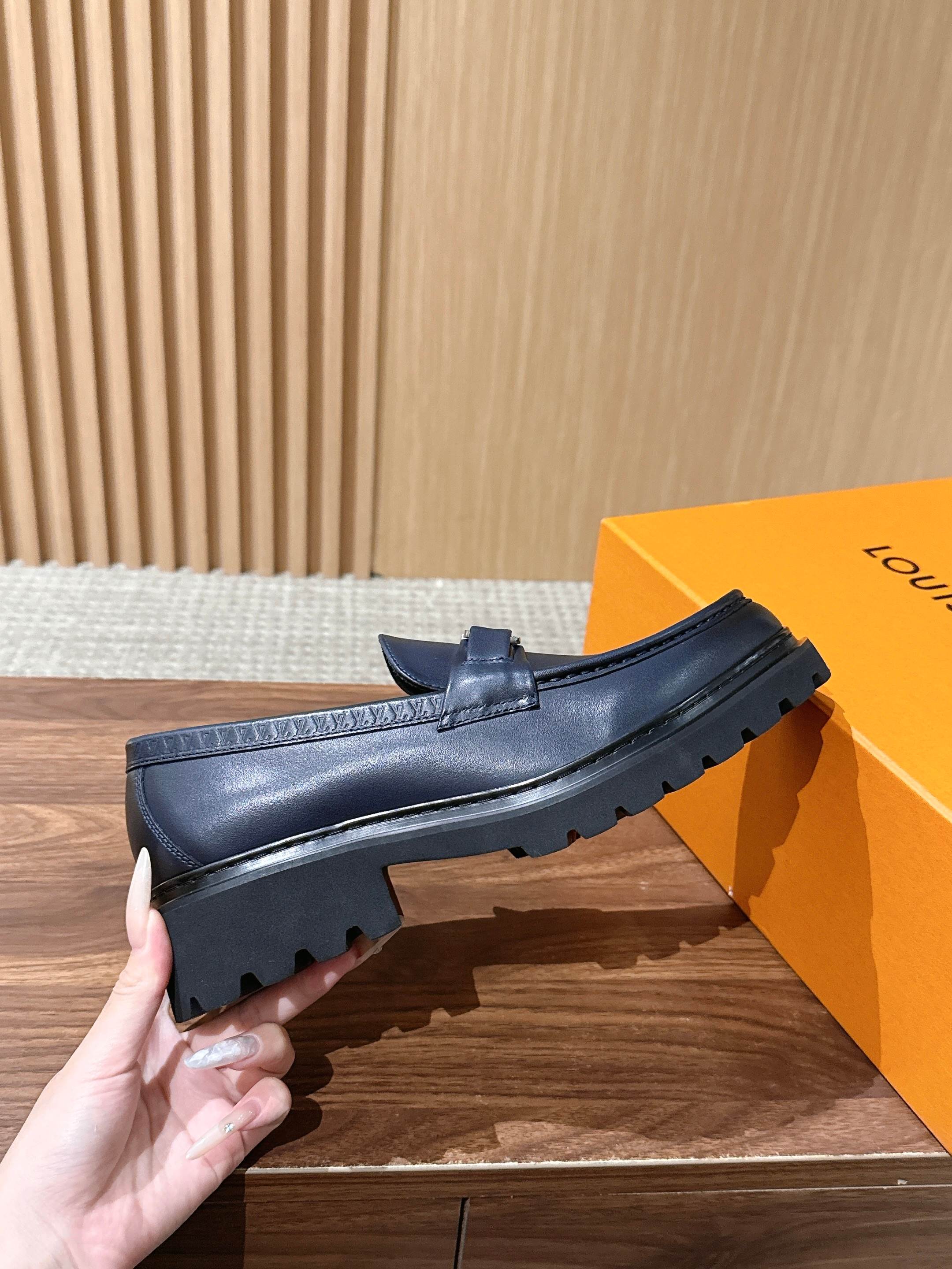 LV Major 驴牌男士乐福鞋拥有轻盈而厚实的微型外底,为经典设计注入潮流新意。手缝牛皮革鞋面压印大号 Damier LV Major 驴牌男士乐福鞋拥有轻盈而厚实的微型外底,为经典设计注入潮流新意。手缝牛皮革鞋面压印大号 Damier