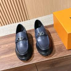 LV Major 驴牌男士乐福鞋拥有轻盈而厚实的微型外底,为经典设计注入潮流新意。手缝牛皮革鞋面压印大号 Damier LV Major 驴牌男士乐福鞋拥有轻盈而厚实的微型外底,为经典设计注入潮流新意。手缝牛皮革鞋面压印大号 Damier