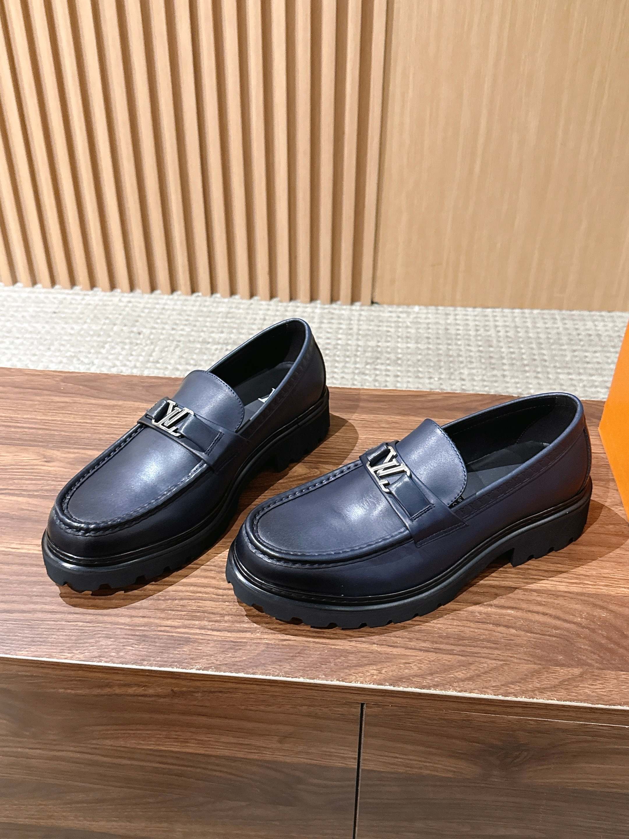 LV Major 驴牌男士乐福鞋拥有轻盈而厚实的微型外底,为经典设计注入潮流新意。手缝牛皮革鞋面压印大号 Damier LV Major 驴牌男士乐福鞋拥有轻盈而厚实的微型外底,为经典设计注入潮流新意。手缝牛皮革鞋面压印大号 Damier