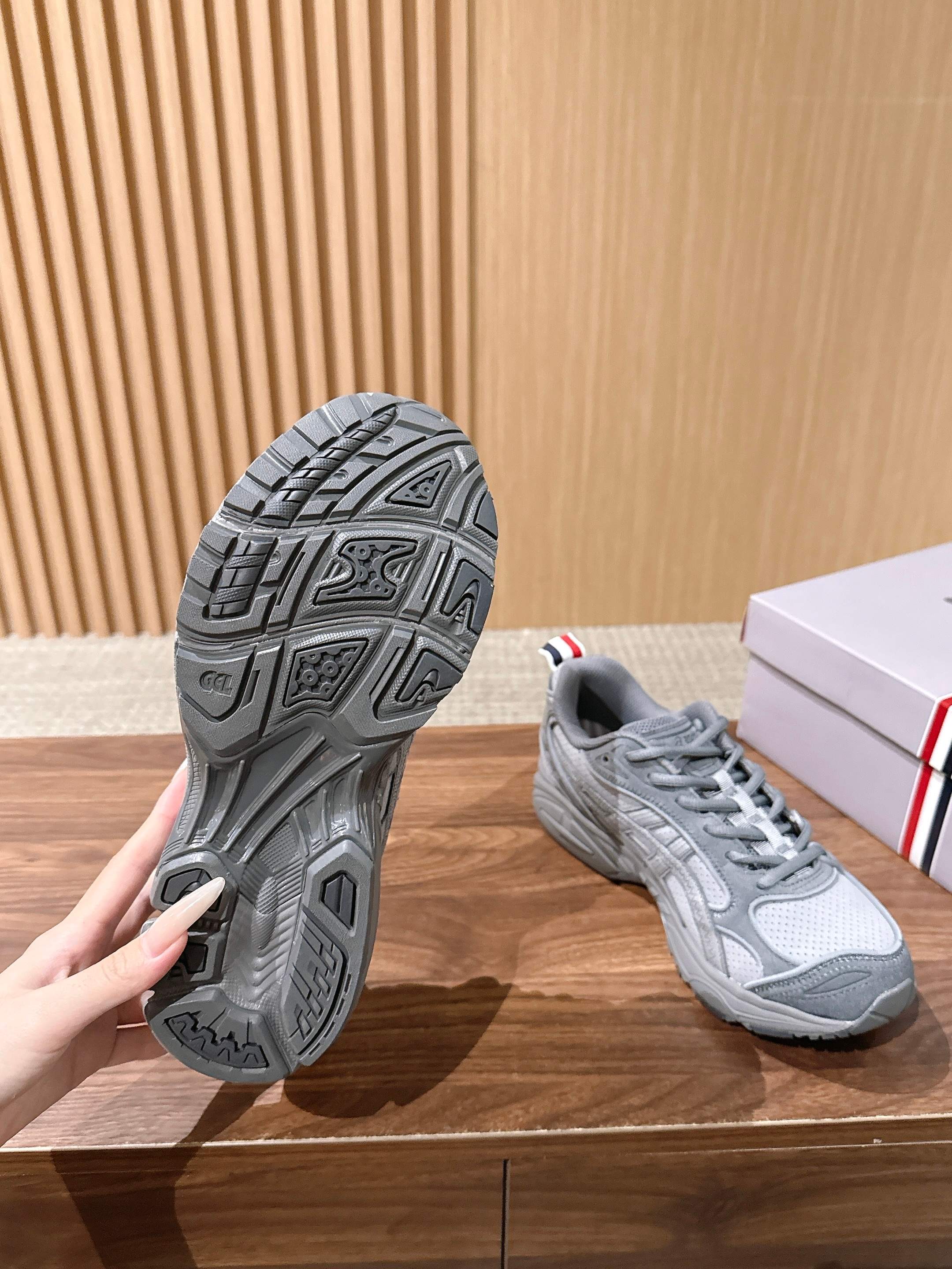 亚瑟士联名款来……      26款重磅推出！！纯原 纯原Thom Browne&Asics联名款运动鞋！ Thom B
