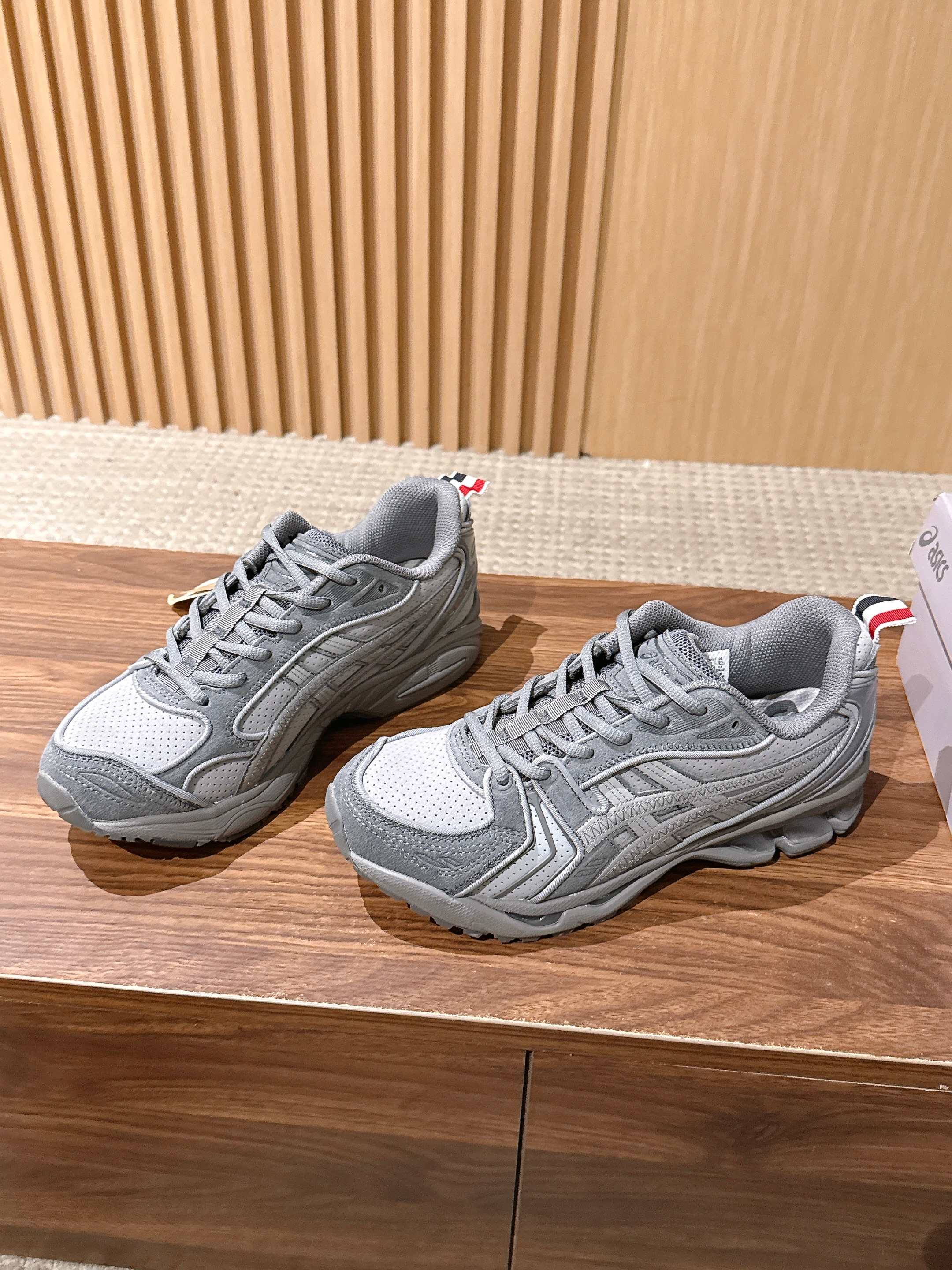亚瑟士联名款来……      26款重磅推出！！纯原 纯原Thom Browne&Asics联名款运动鞋！ Thom B