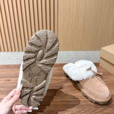 UGG Coquette Stitch 克格特缝线便鞋✨ 秋冬“踩云级”本命毛毛半拖,适配所有慵懒系穿搭 复古民族风明线 UGG Coquette Stitch 克格特缝线便鞋✨ 秋冬“踩云级”本命毛毛半拖,适配所有慵懒系穿搭 复古民族风明线