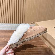 UGG Coquette Stitch 克格特缝线便鞋✨ 秋冬“踩云级”本命毛毛半拖,适配所有慵懒系穿搭 复古民族风明线 UGG Coquette Stitch 克格特缝线便鞋✨ 秋冬“踩云级”本命毛毛半拖,适配所有慵懒系穿搭 复古民族风明线