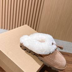 UGG Coquette Stitch 克格特缝线便鞋✨ 秋冬“踩云级”本命毛毛半拖,适配所有慵懒系穿搭 复古民族风明线 UGG Coquette Stitch 克格特缝线便鞋✨ 秋冬“踩云级”本命毛毛半拖,适配所有慵懒系穿搭 复古民族风明线