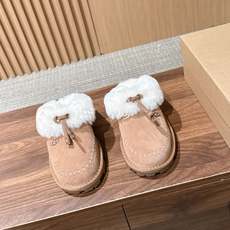 UGG Coquette Stitch 克格特缝线便鞋✨ 秋冬“踩云级”本命毛毛半拖,适配所有慵懒系穿搭 复古民族风明线 UGG Coquette Stitch 克格特缝线便鞋✨ 秋冬“踩云级”本命毛毛半拖,适配所有慵懒系穿搭 复古民族风明线