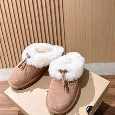UGG Coquette Stitch 克格特缝线便鞋✨ 秋冬“踩云级”本命毛毛半拖,适配所有慵懒系穿搭 复古民族风明线 UGG Coquette Stitch 克格特缝线便鞋✨ 秋冬“踩云级”本命毛毛半拖,适配所有慵懒系穿搭 复古民族风明线