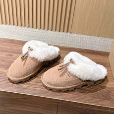 UGG Coquette Stitch 克格特缝线便鞋✨ 秋冬“踩云级”本命毛毛半拖,适配所有慵懒系穿搭 复古民族风明线 UGG Coquette Stitch 克格特缝线便鞋✨ 秋冬“踩云级”本命毛毛半拖,适配所有慵懒系穿搭 复古民族风明线