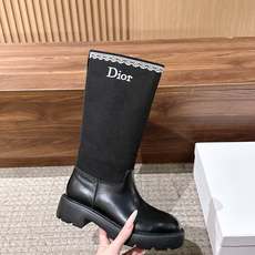 Christian Dior 迪奥新款蕾丝花边拼接长/短靴 一双有两个版本可选,矮靴俏皮灵动,高靴气场十足。靴身下半部分 Christian Dior 迪奥新款蕾丝花边拼接长/短靴 一双有两个版本可选,矮靴俏皮灵动,高靴气场十足。靴身下半部分