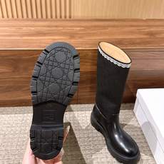 Christian Dior 迪奥新款蕾丝花边拼接长/短靴 一双有两个版本可选,矮靴俏皮灵动,高靴气场十足。靴身下半部分 Christian Dior 迪奥新款蕾丝花边拼接长/短靴 一双有两个版本可选,矮靴俏皮灵动,高靴气场十足。靴身下半部分