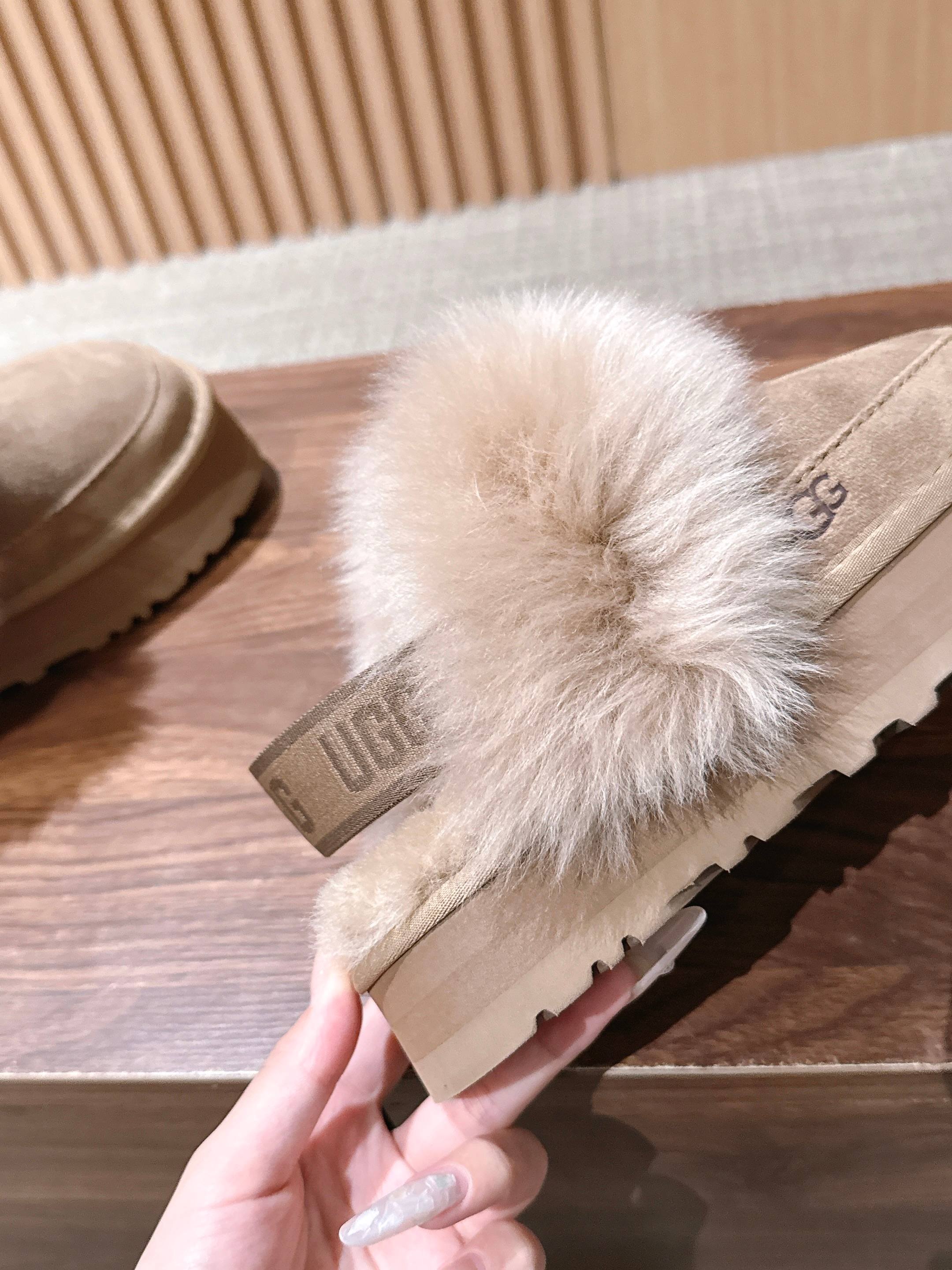 Ugg |呦叽叽迪斯科长毛后跟带款 秋冬懒人鞋天花板,氛围感直接拉满✨ ▪️鞋口一圈蓬松大毛边,毛毛丰盈软糯,上脚暖乎乎 Ugg |呦叽叽迪斯科长毛后跟带款 秋冬懒人鞋天花板,氛围感直接拉满✨ ▪️鞋口一圈蓬松大毛边,毛毛丰盈软糯,上脚暖乎乎
