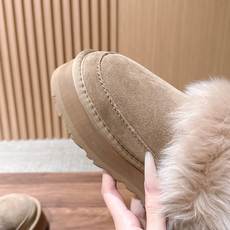 Ugg |呦叽叽迪斯科长毛后跟带款 秋冬懒人鞋天花板,氛围感直接拉满✨ ▪️鞋口一圈蓬松大毛边,毛毛丰盈软糯,上脚暖乎乎 Ugg |呦叽叽迪斯科长毛后跟带款 秋冬懒人鞋天花板,氛围感直接拉满✨ ▪️鞋口一圈蓬松大毛边,毛毛丰盈软糯,上脚暖乎乎
