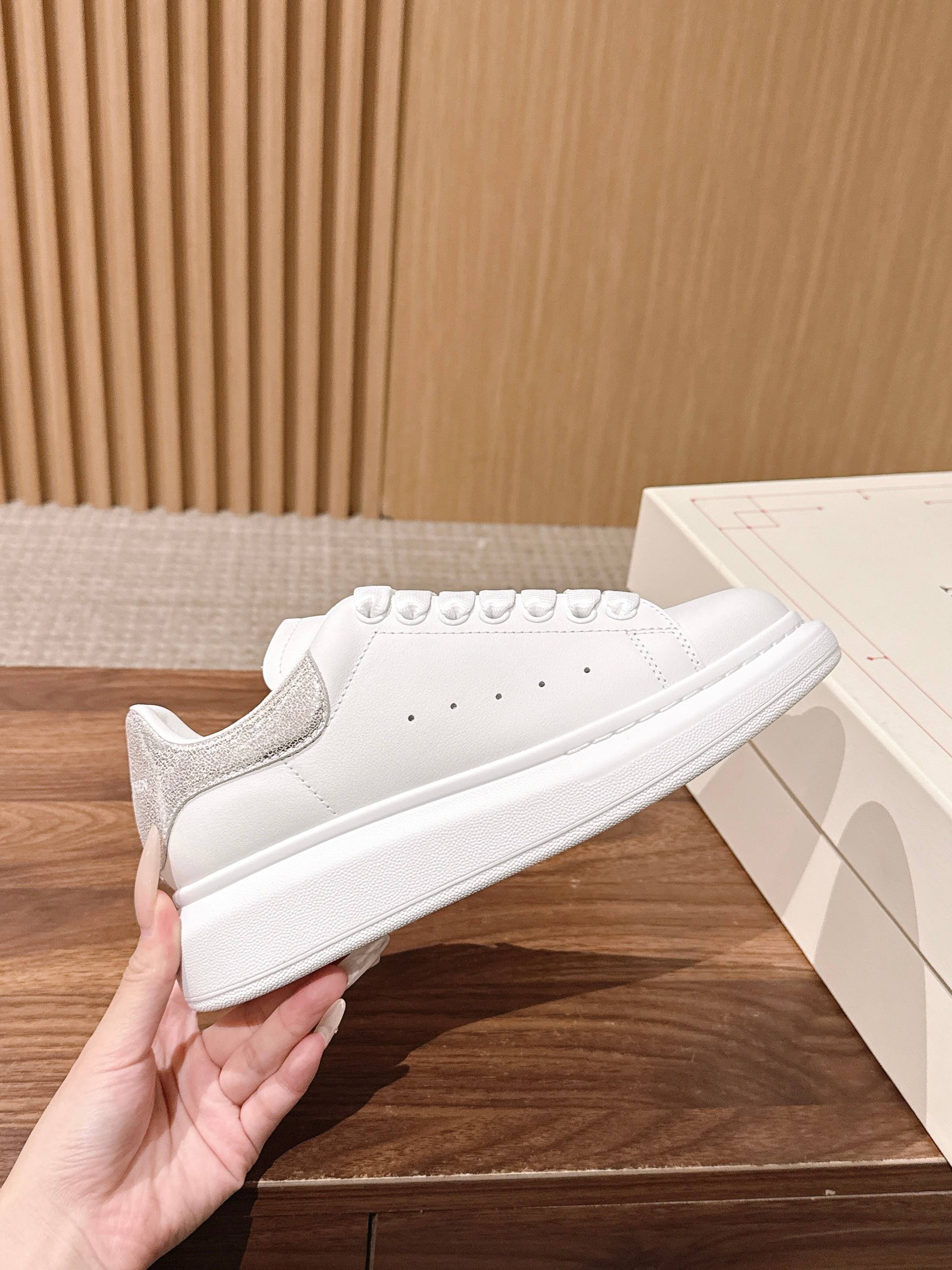男+10 【银皮裂皮】Alexander McQueen 麦昆当之无愧算是小白鞋里的经典之王 市面上做的人也确实不在少 男+10 【银皮裂皮】Alexander McQueen 麦昆当之无愧算是小白鞋里的经典之王 市面上做的人也确实不在少
