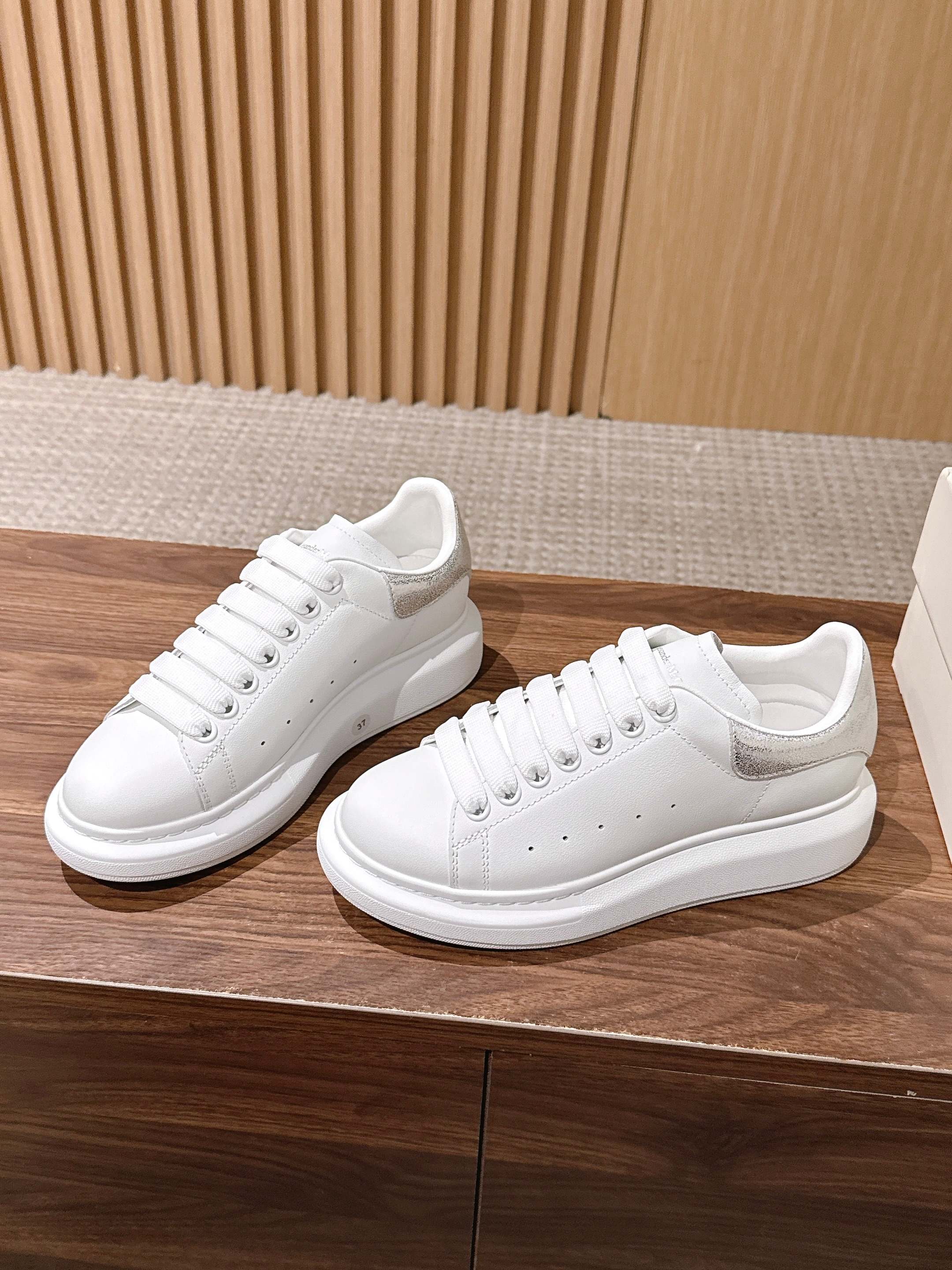 男+10 【银皮裂皮】Alexander McQueen 麦昆当之无愧算是小白鞋里的经典之王 市面上做的人也确实不在少 男+10 【银皮裂皮】Alexander McQueen 麦昆当之无愧算是小白鞋里的经典之王 市面上做的人也确实不在少