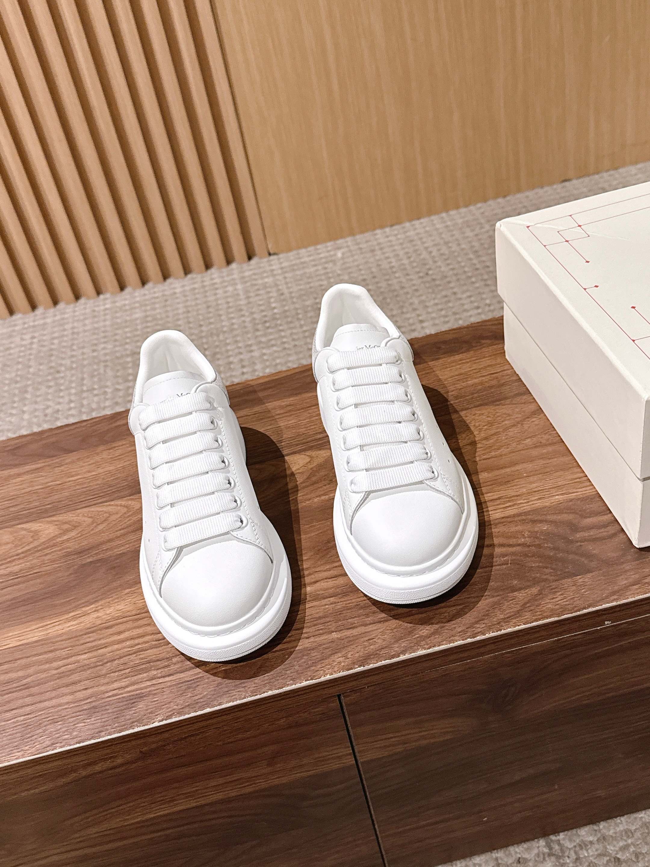 男+10 【银皮裂皮】Alexander McQueen 麦昆当之无愧算是小白鞋里的经典之王 市面上做的人也确实不在少 男+10 【银皮裂皮】Alexander McQueen 麦昆当之无愧算是小白鞋里的经典之王 市面上做的人也确实不在少