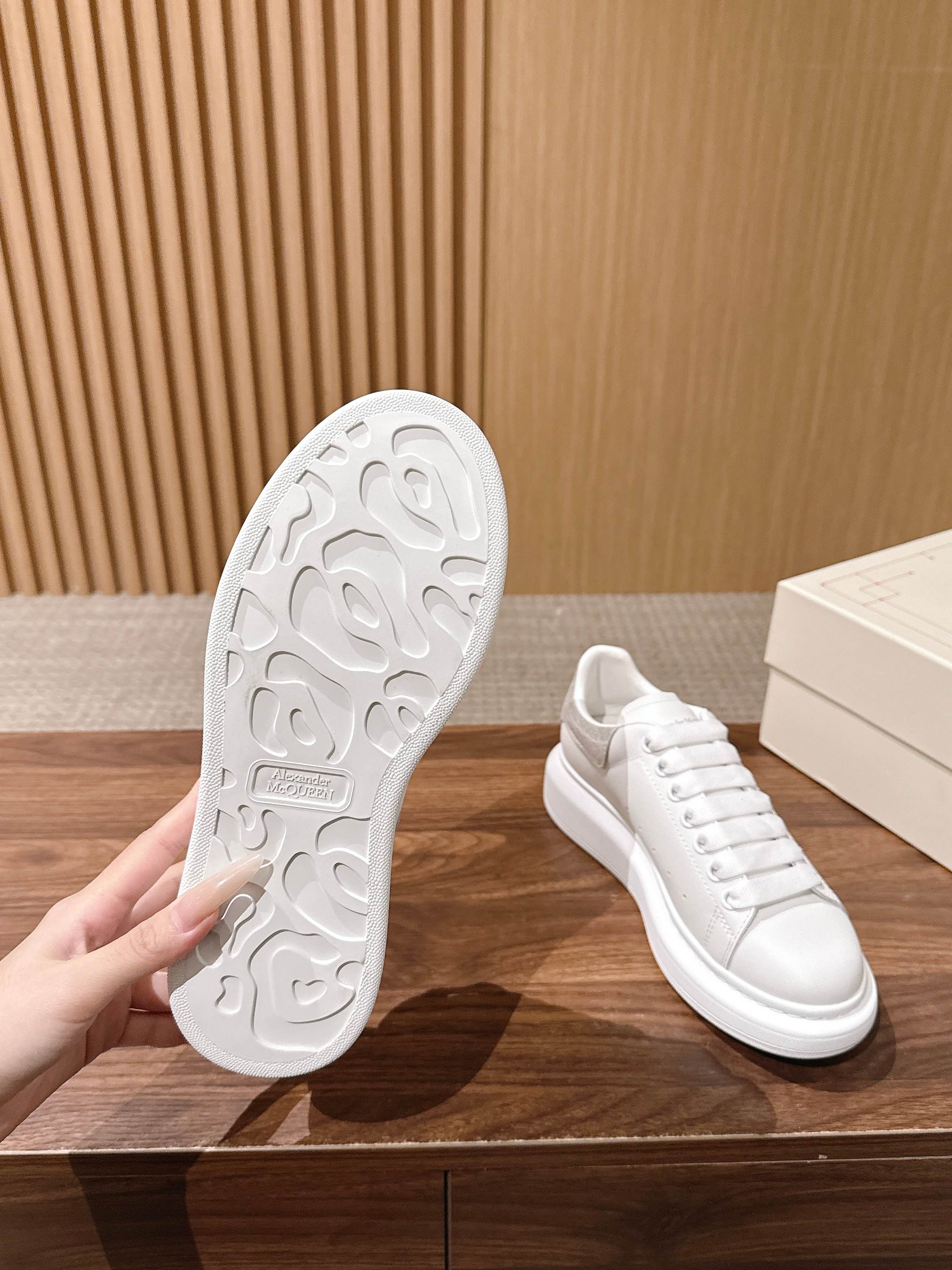男+10 【银皮裂皮】Alexander McQueen 麦昆当之无愧算是小白鞋里的经典之王 市面上做的人也确实不在少 男+10 【银皮裂皮】Alexander McQueen 麦昆当之无愧算是小白鞋里的经典之王 市面上做的人也确实不在少