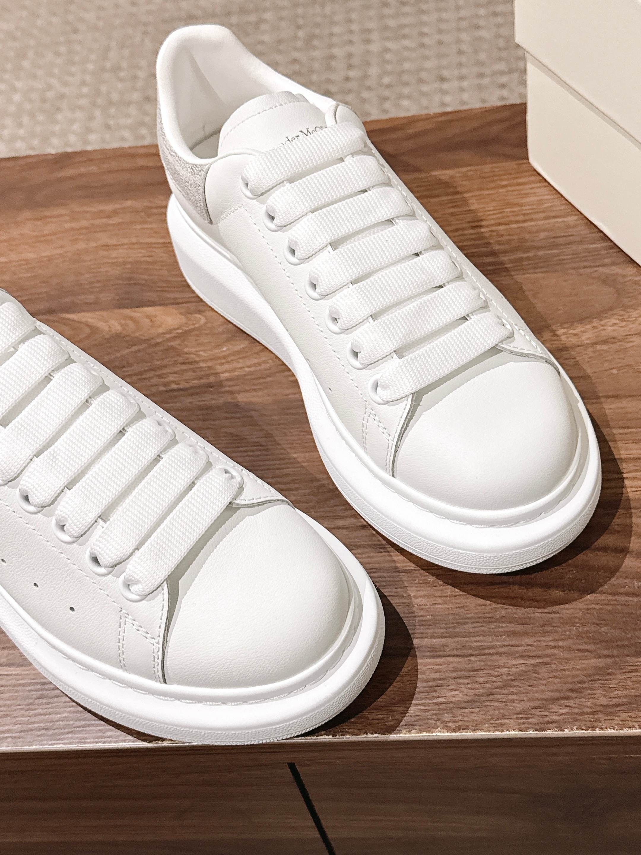 男+10 【银皮裂皮】Alexander McQueen 麦昆当之无愧算是小白鞋里的经典之王 市面上做的人也确实不在少 男+10 【银皮裂皮】Alexander McQueen 麦昆当之无愧算是小白鞋里的经典之王 市面上做的人也确实不在少