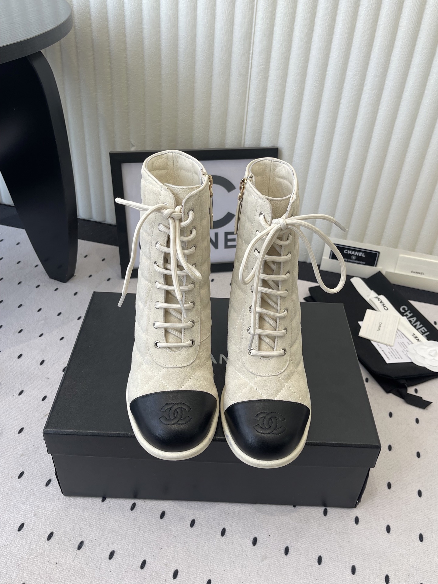 NO:651599,Chanel's new autumn and winter short boots, high version, simple and elegant, fashionable, versatile and comfortable to wear, imported first-layer cowhide upper, sheepskin lining, Italian genuine leather outsole, heel height 9cm, Size 35-39 (40 41 customized, non-returnable, non-exchangeable), boots, chanel, boots, sheepskin, Leather soles19860909Chanel新款秋冬短靴 高版本 简约大方时尚百搭脚感舒适 进口头层牛京鞋面 羊皮内里 意大利真皮大底 跟高9cm Size35-39（40 41订做不退不换）,靴子,chanel,boots,sheepskin,Leather soles,Women's Shoes