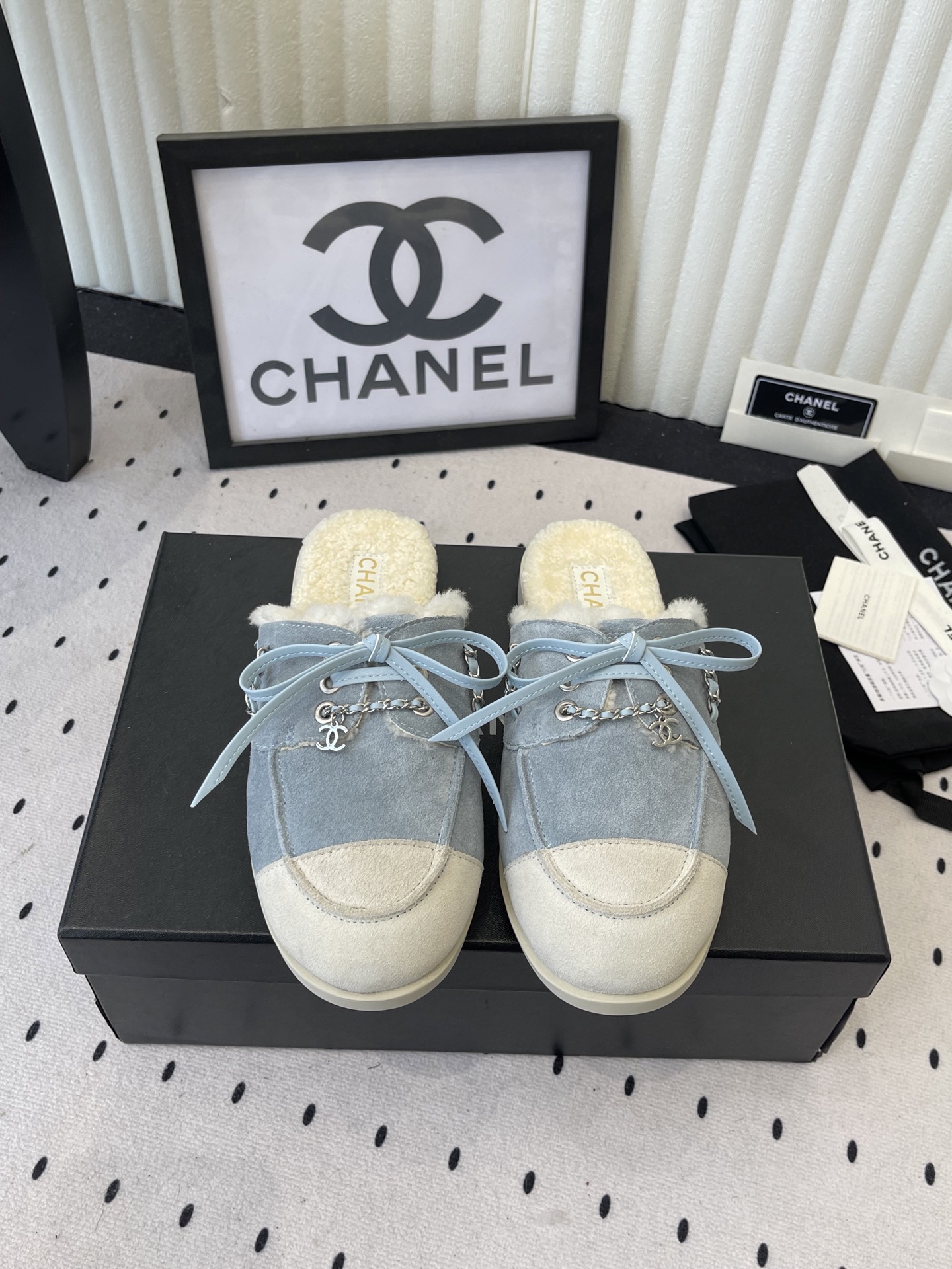 NO:651592,Chanel's new chain loafers, high quality, Xiaohongshu synchronizes the latest color matching, Xiaoxiangjia's popular style, fashion trend, the latest furry boots, super versatile and warm soles, imported deerskin upper, imported wool lining, original TPU outsole Size35-40 (40 41 customized), loafers half drag, chanel, chanel, loafers, boots19860909Chanel新款链条乐福鞋 高品质 小红书同步最新配色小香家爆款火热上 时尚潮流最新款毛毛靴上脚超百搭暖底 进口鹿皮鞋面 进口羊毛内里 原版TPU大底 Size35-40（40 41订做）,乐福鞋半拖,chanel,chanel,loafers,boots,Women's Shoes