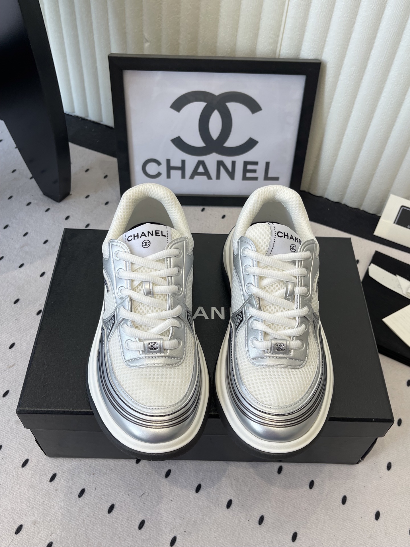 NO:668531,Chanel's new panda sneakers, high version, incomparably beautiful and easy to wear, very light, breathable upper, high-end, durable and versatile, imported first-layer cowhide upper, sheepskin lining, original TPU combination outsole Size: 35-40 (41 customized), casual shoes/sports shoes, chanel, sneakers, cowhide, sheepskin19860909Chanel新款熊猫运动鞋 高版本 无敌漂亮又好穿非常轻便 鞋面透气 高级耐看百搭 进口头层牛皮鞋面 羊皮内里 原版TPU组合大底 Size: 35-40（41订做）,休闲鞋/运动鞋,chanel,sneakers,cowhide,sheepskin,Women's Shoes