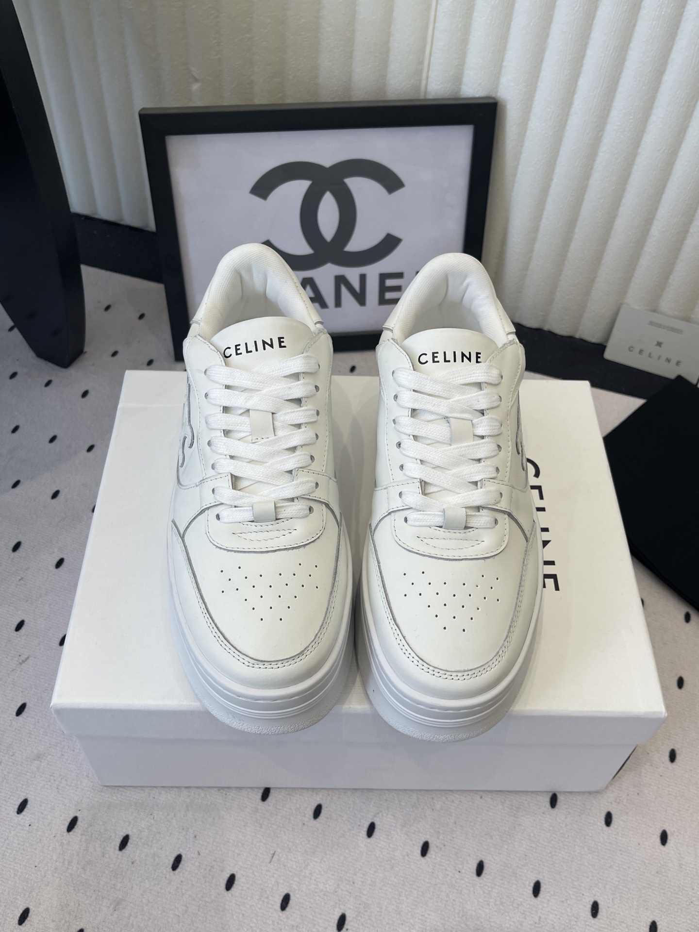 NO:668893,CELINE Celine 26 new model Arc de Triomphe logo lace-up, simple and comfortable, clean and neat, heightening and showing thin legs. Whether worn alone or paired with wide-leg pants, high street and retro, let’s make a CELINE girl together. Original cowhide contrasting color on the upper. Original lining. Outsole rubber material 35-39 (40 41 customized), casual shoes/sports shoes, celine, celine, sneakers, cowhide19860909CELINE赛琳26新款 凯旋门徽标系带 简单舒服,干净利落,增高显腿细 无论是单穿还是搭配阔腿裤,高街又复古一起来做CELINE女孩 鞋面原版牛皮撞色 原版内里 大底橡胶材质 35-39（40 41订做）,休闲鞋/运动鞋,celine,celine,sneakers,cowhide,Women's Shoes