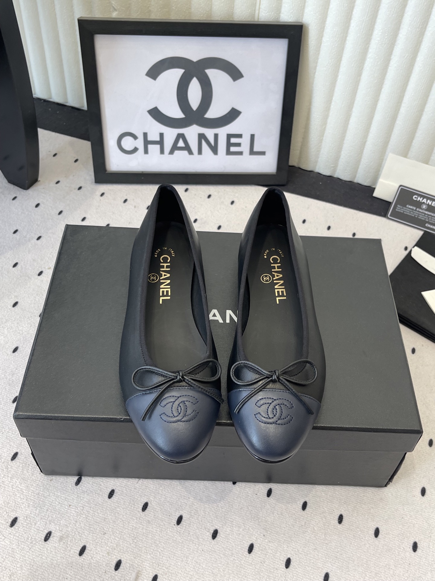 NO:679063,Chanel's new ballet shoes, timeless classics and full of ladylike temperament. Being classic must have its irresistible charm. Original custom-made sheepskin upper. The inner foot pads are all sheepskin. Italian imported leather outsole Size35-39 (customized on 34/40/41), ballet shoes, chanel, sheepskin, Leather soles19860909Chanel新款芭蕾舞鞋 永恒的经典名媛气质十足 能做到经典一定是有它不可抵挡的魅力 原版定制羊皮鞋面 内里垫脚均为羊皮 意大利进口真皮大底 Size35-39（34/40/41定制）,芭蕾舞鞋,chanel,sheepskin,Leather soles,Women's Shoes