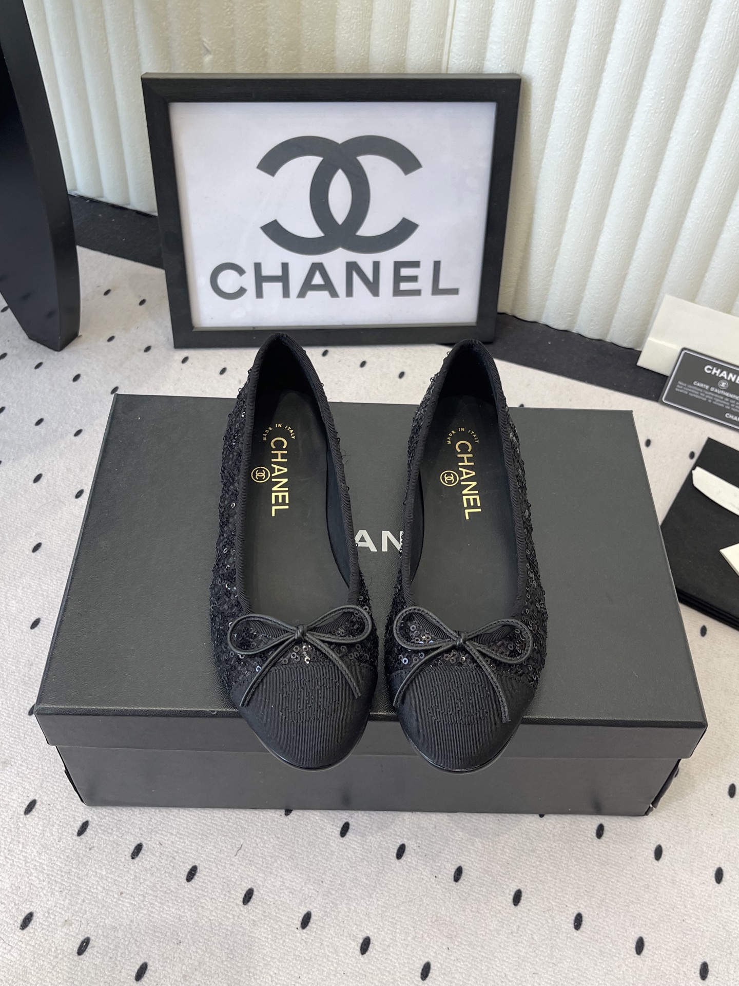 NO:679037,Chanel's new ballet shoes, timeless classics and full of ladylike temperament. Being classic must have its irresistible charm. Original double-layer beaded upper. The inner foot pads are all sheepskin. Italian imported leather outsole Size35-39 (34/40/41/42 customized), ballet shoes, chanel, sheepskin, Leather soles19860909Chanel新款芭蕾舞鞋 永恒的经典名媛气质十足 能做到经典一定是有它不可抵挡的魅力 原版双层珠片鞋面 内里垫脚均为羊皮 意大利进口真皮大底 Size35-39（34/40/41/42定制）,芭蕾舞鞋,chanel,sheepskin,Leather soles,Women's Shoes
