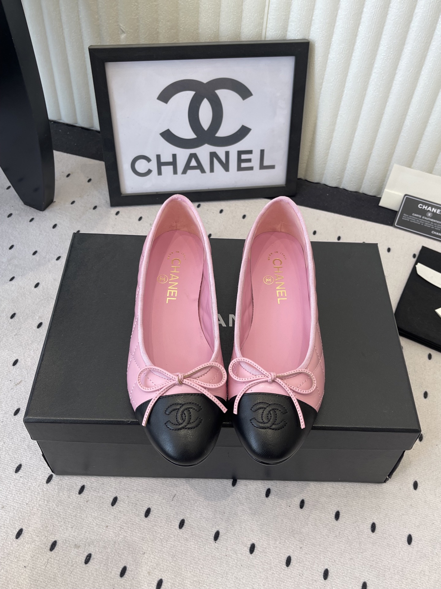 NO:679045,Chanel's new ballet shoes, timeless classics and full of ladylike temperament. Being classic must have its irresistible charm. Original custom-made Niujing upper. The inner foot pads are all sheepskin. Italian imported leather outsole. Size35-39 (34/40/41/42 customized), ballet shoes, chanel, sheepskin, Leather soles19860909Chanel新款芭蕾舞鞋 永恒的经典名媛气质十足 能做到经典一定是有它不可抵挡的魅力 原版定制牛京鞋面 内里垫脚均为羊皮 意大利进口真皮大底 Size35-39（34/40/41/42定制）,芭蕾舞鞋,chanel,sheepskin,Leather soles,Women's Shoes