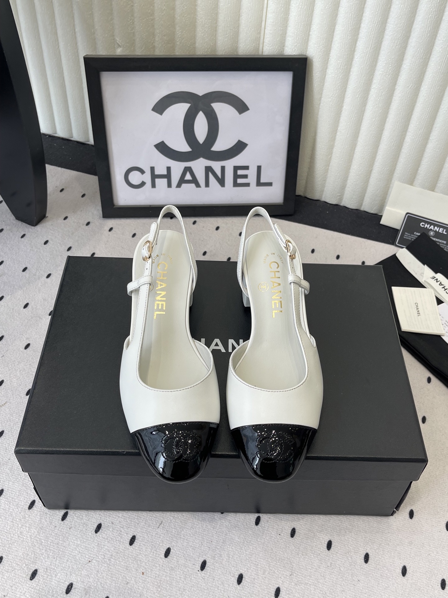 NO:679060,Chanel's new classic back-space sandals in early spring, high version, highlighted by the iconic double C toe, the double C logo three-dimensionally engraved on the toe, original customized sheepskin upper, sheepskin lining for feet, genuine leather outsole imported from Italy Size35-39 (customized 40/41), sandals, chanel, sandals, sheepskin, Leather soles19860909Chanel早春新款经典后空凉鞋 高版本 以标志性双C鞋头为亮点 鞋头立体镌刻的双C徽标 原版定制羊皮鞋面 羊皮内里垫脚 意大利进口真皮大底 Size35-39（40/41定制）,凉鞋,chanel,sandals,sheepskin,Leather soles,Women's Shoes