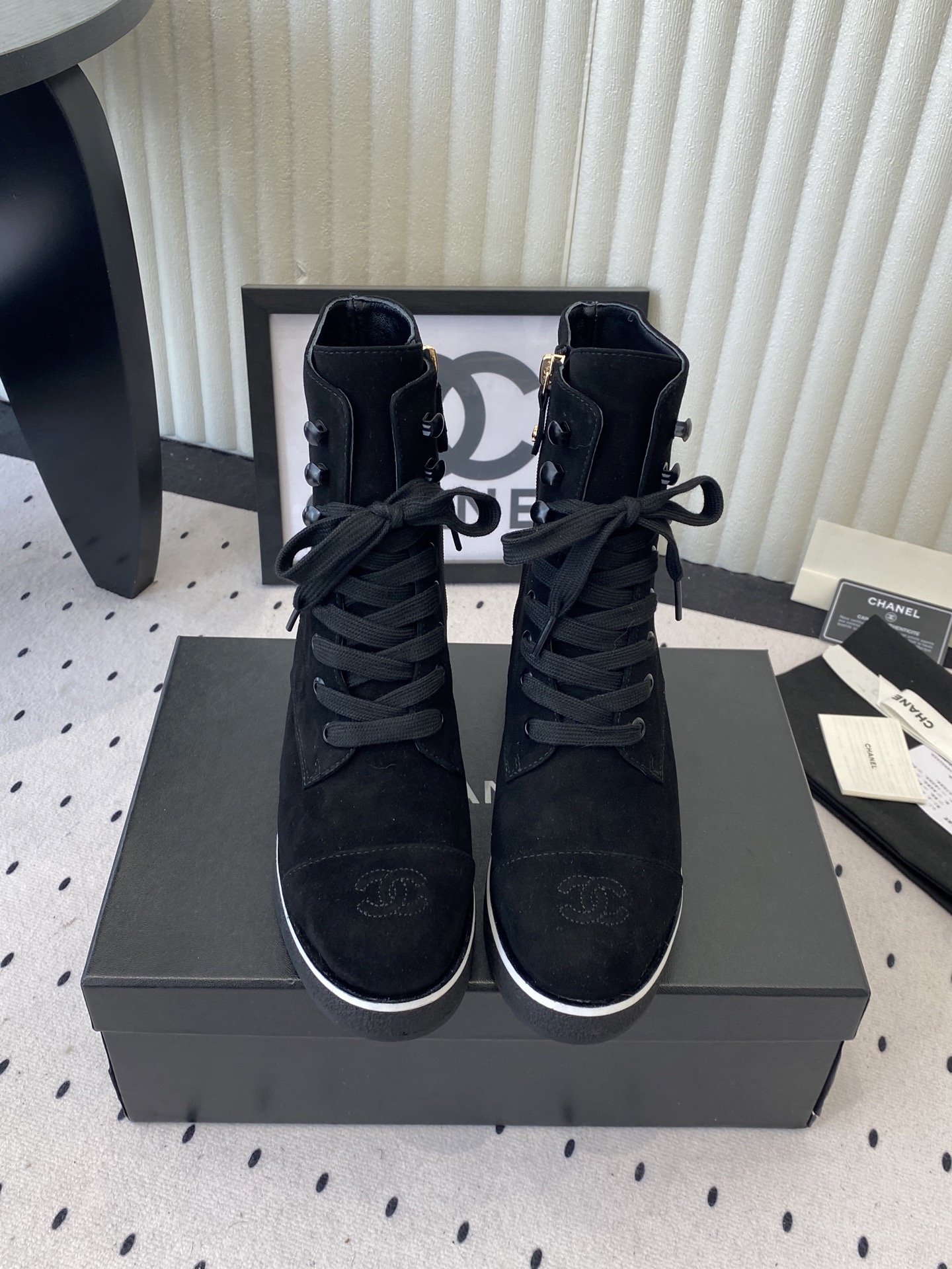 NO:681652,Chanel's new autumn and winter letter short boots, high version, continue Xiaoxiang's classic combination, retro, fashionable and versatile, comfortable and stylish on the foot, imported woven upper, sheepskin foot pads, heel height 4cm, Size35-39 (40 41 customized, non-refundable), boots, chanel, boots, sheepskin19860909Chanel新款秋冬字母短靴 高版本 延续小香经典的搭配 复古又时髦百搭 上脚舒适有型 进口编织鞋面 羊皮垫脚 跟高4cm Size35-39 (40 41订做不退换),靴子,chanel,boots,sheepskin,Women's Shoes