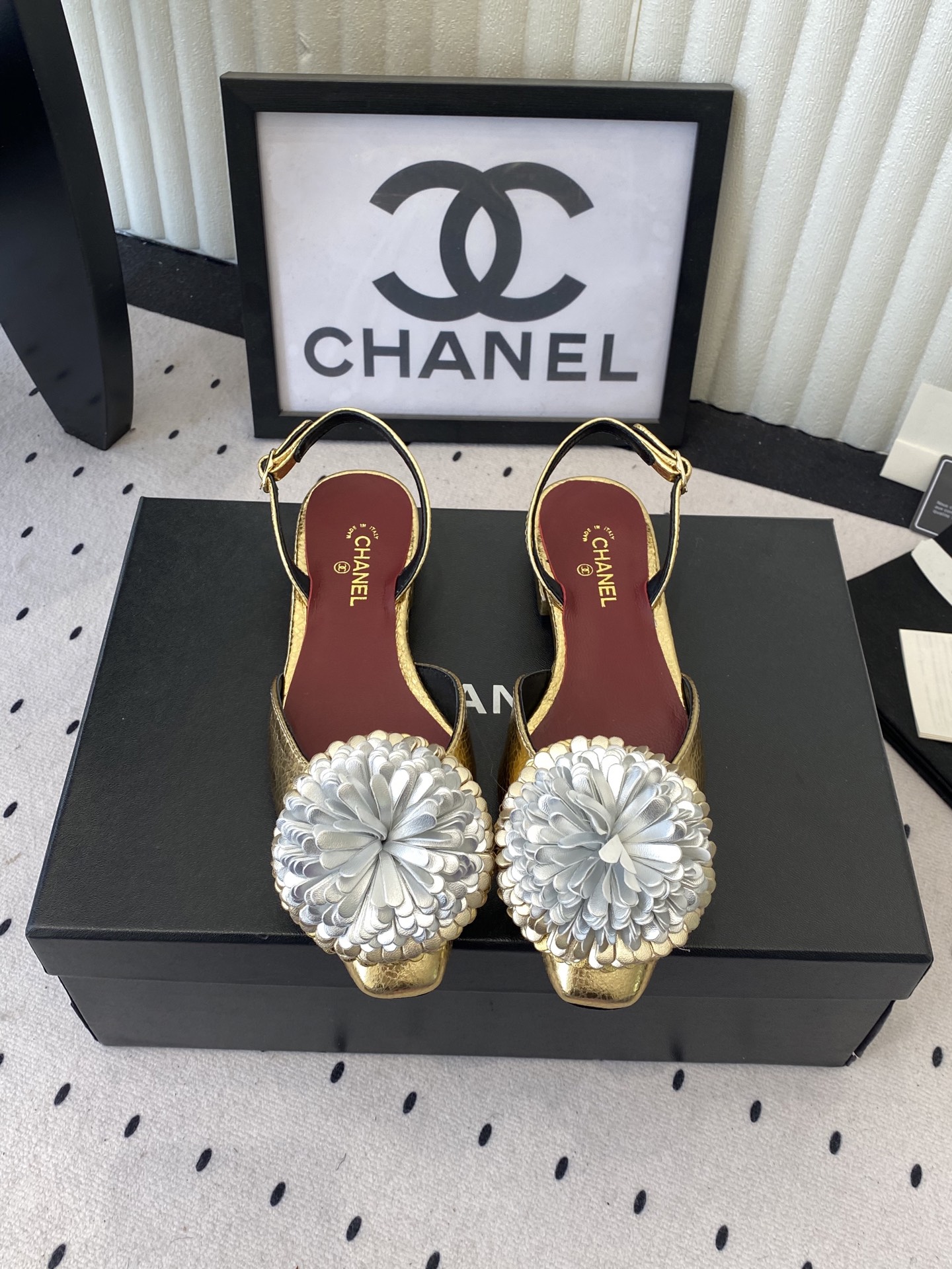 NO:681650,Chanel's new flower sandals in early spring, high version, super popular in the counter, huge and delicate, very unique and very lady flower sandals, gentle and delicate for daily matching with any clothes, imported calfskin upper, genuine leather sheepskin lining, Italian genuine leather outsole Size35-39 (40 41 custom-made), sandals, chanel, sandals, cowhide, sheepskin, Leather soles19860909Chanel早春新款花朵凉鞋 高版本 专柜超超级大爆款 巨好看娇气很独特也很lady花朵凉鞋 日常搭配任何服饰都温柔娇气 进口小牛皮鞋面 内里真皮羊皮里 意大利真皮大底 Size35-39 (40 41定做),凉鞋,chanel,sandals,cowhide,sheepskin,Leather soles,Women's Shoes